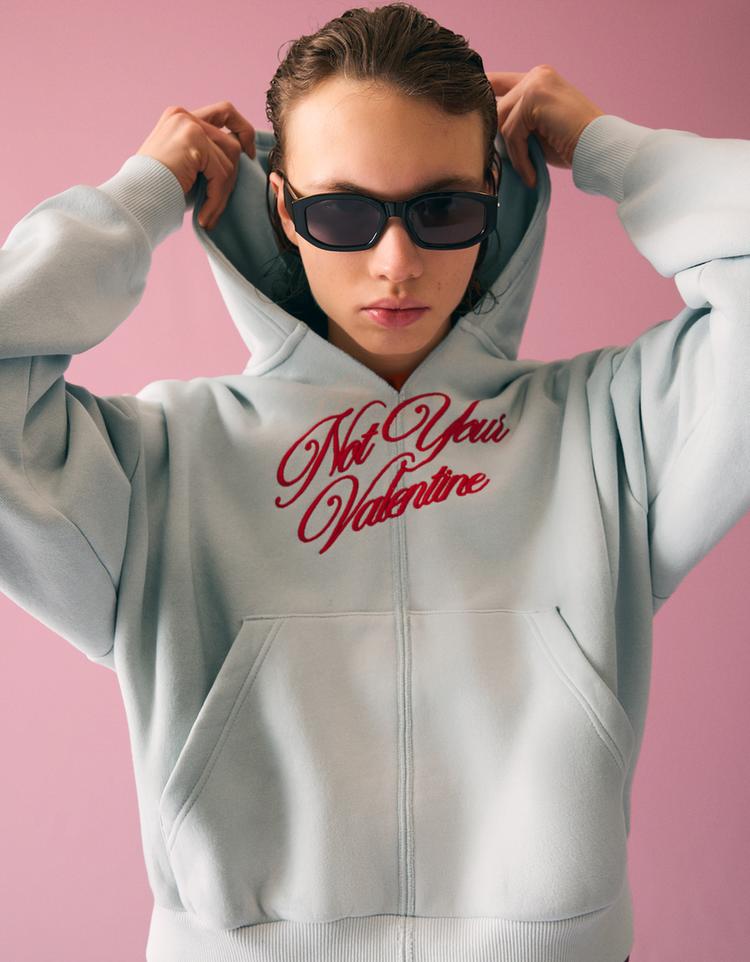 Baskılı crop kapüşonlu sweatshirt