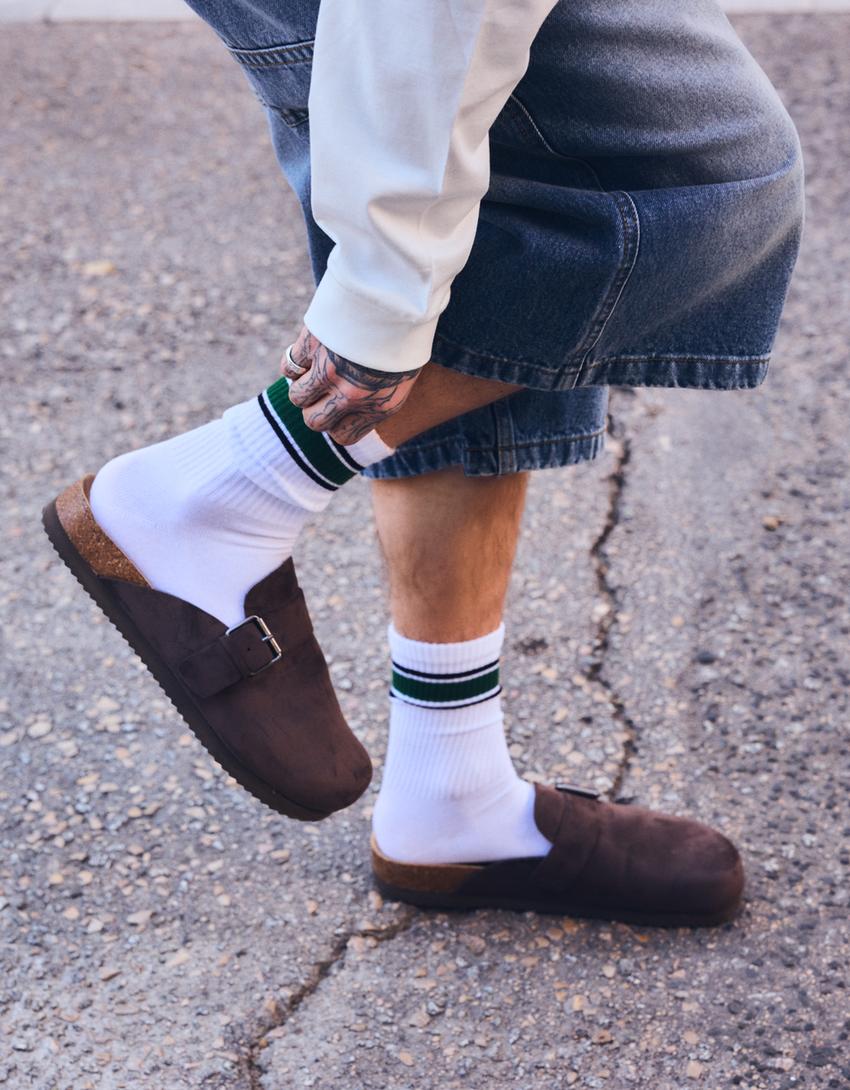 Clogs with buckle detail-BROWN