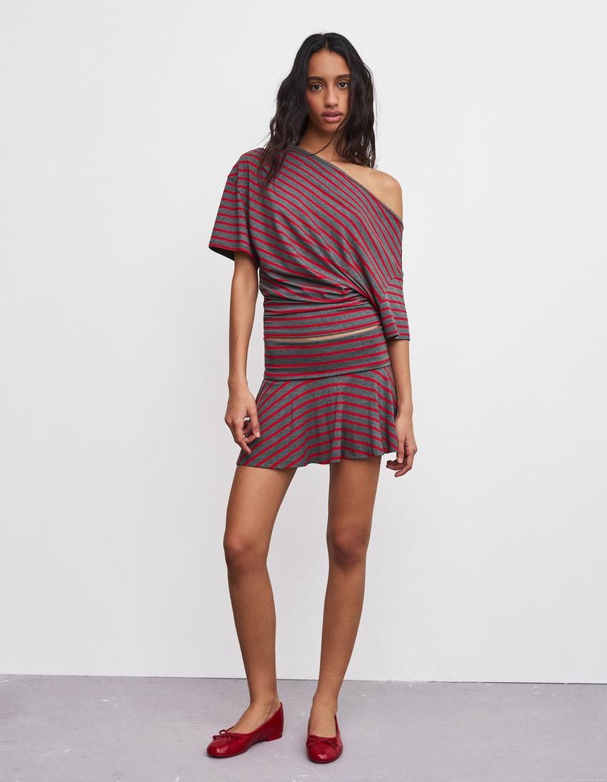 Striped asymmetric T-shirt and mini shorts set - Women | Bershka Striped asymmetric T-shirt and mini shorts set - Women | Bershka