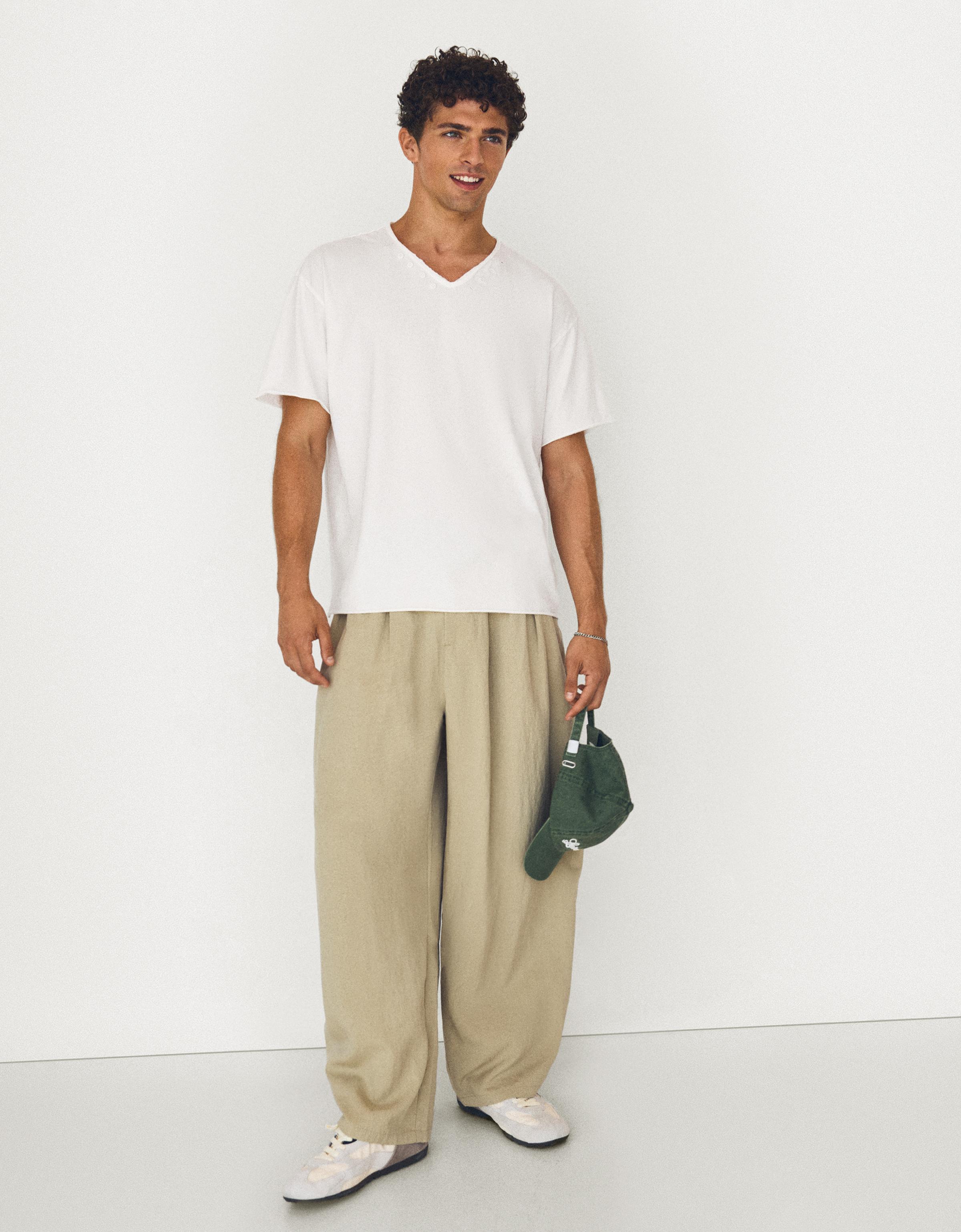 Short-sleeved V-neck T-shirt — White