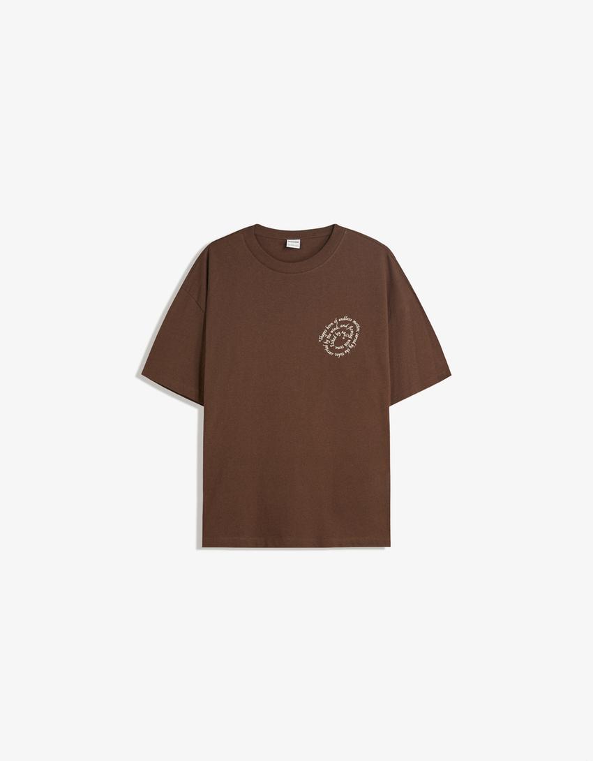 T-shirt manga curta estampada-Marrom
