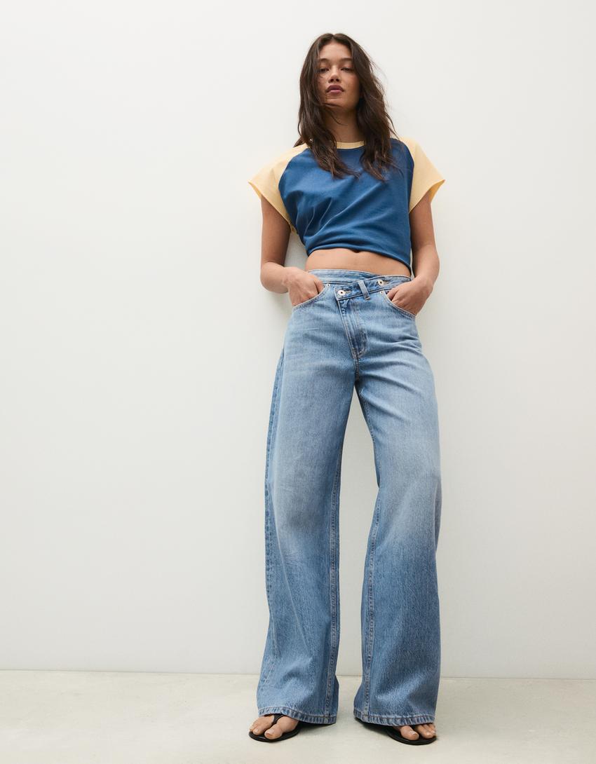Weite Jeans mit überkreuztem Bund-Ausgewaschenes Blau