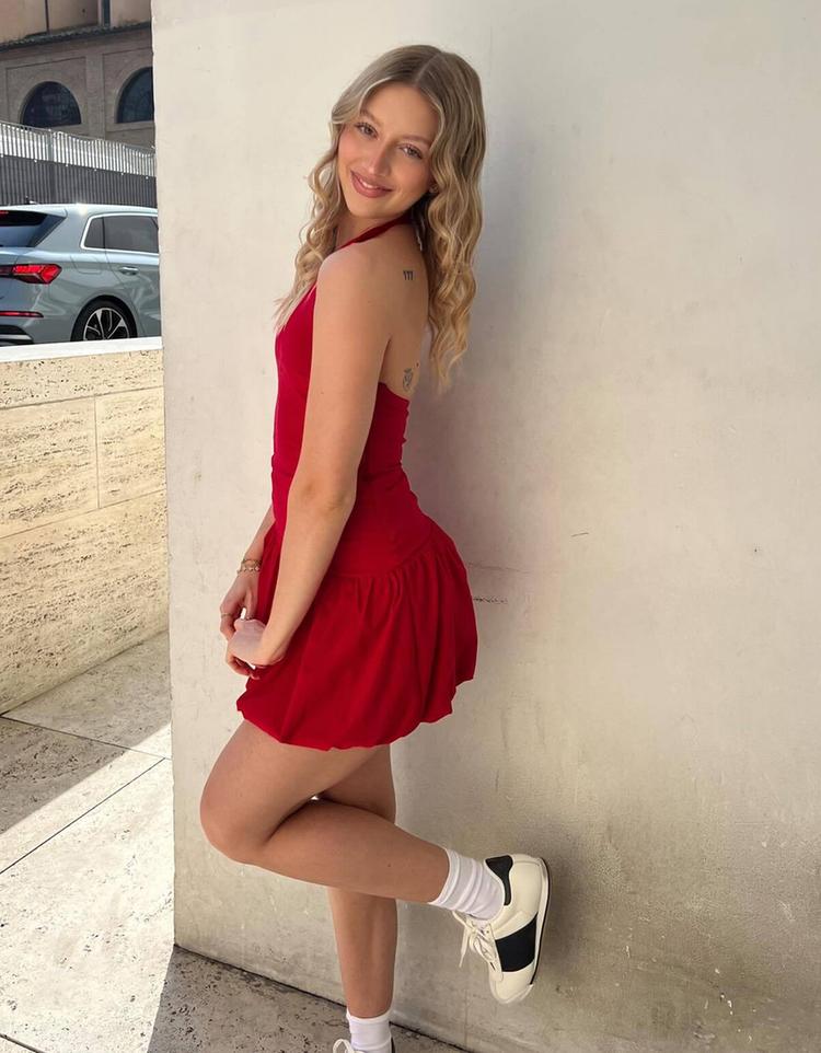 Set de rochie mini roșie tip balon, fără mâneci.