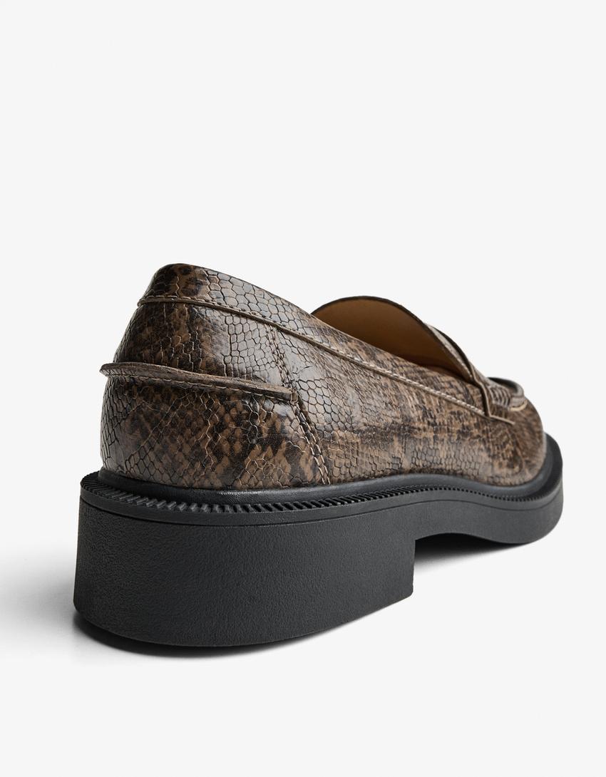 Mokassin mit Animalprint-Schlangenmuster