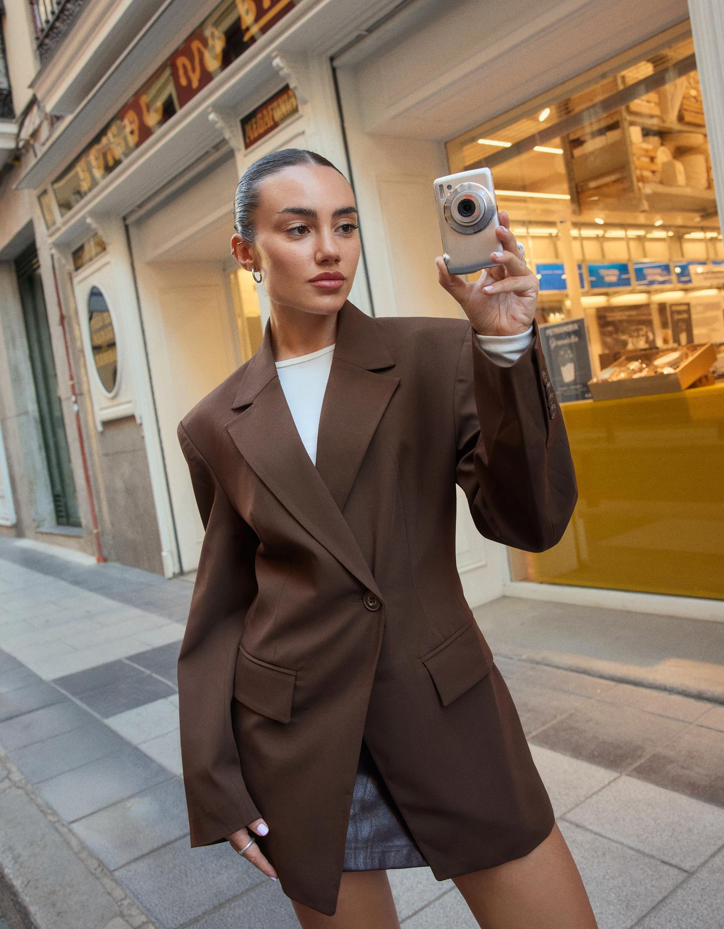 Bershka blezer z guzikiem z boku brązowy