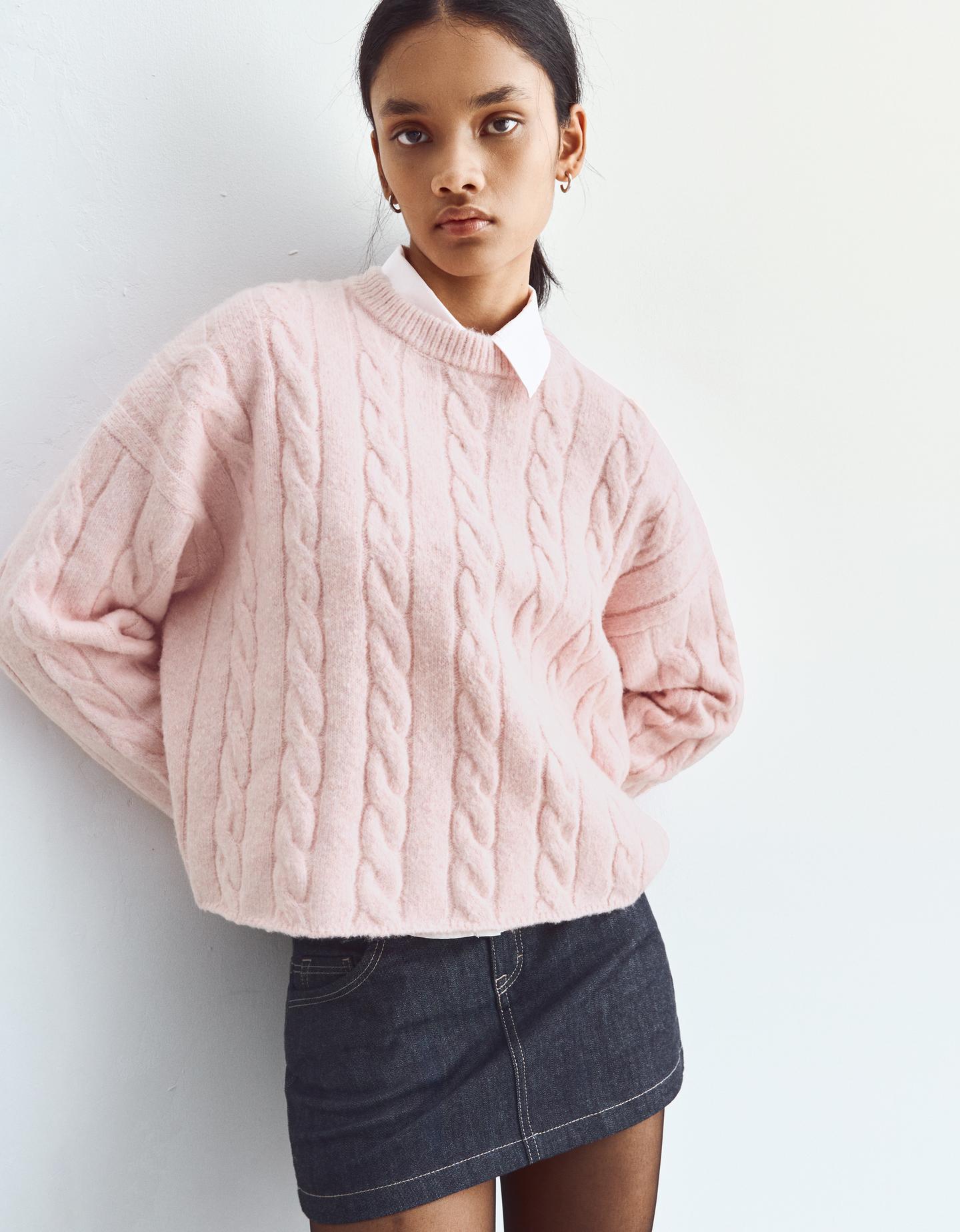 Bershka sweter ze splotem warkoczowym różowy