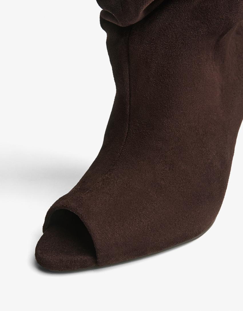 Bota tacón fino abertura-Marrón