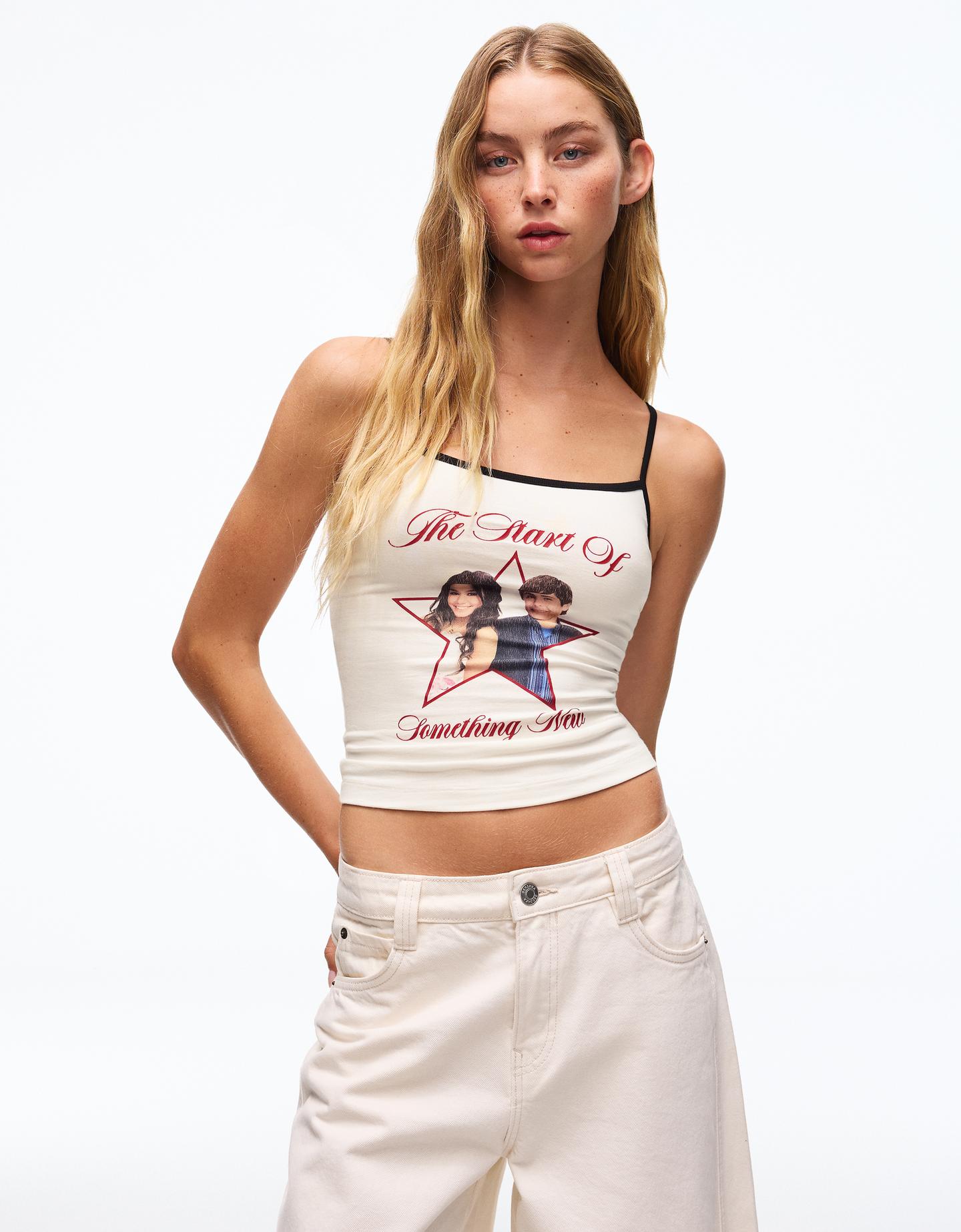 Bershka top na ramiączkach z nadrukiem high school musical biały złamany