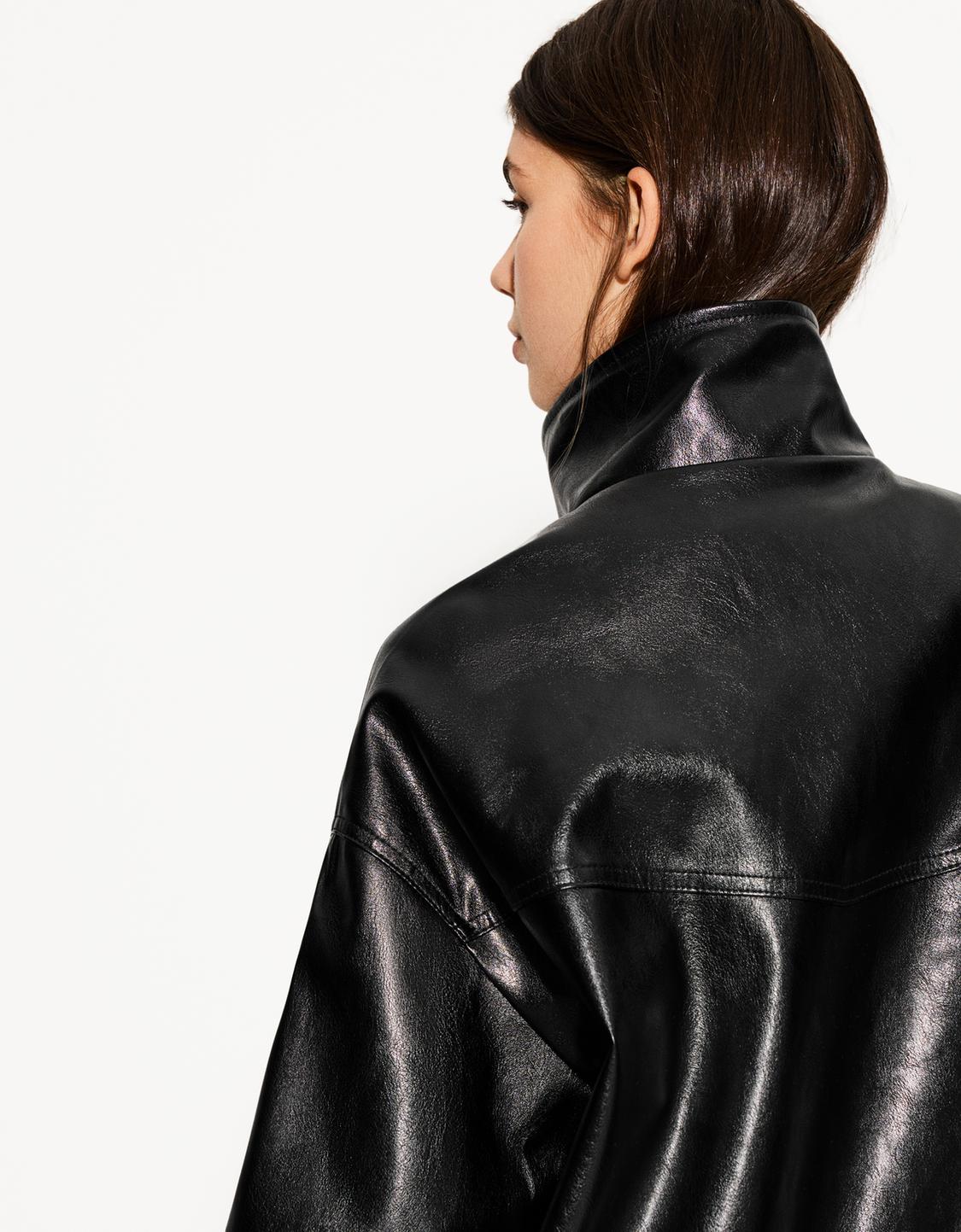 Cazadora oversize efecto piel