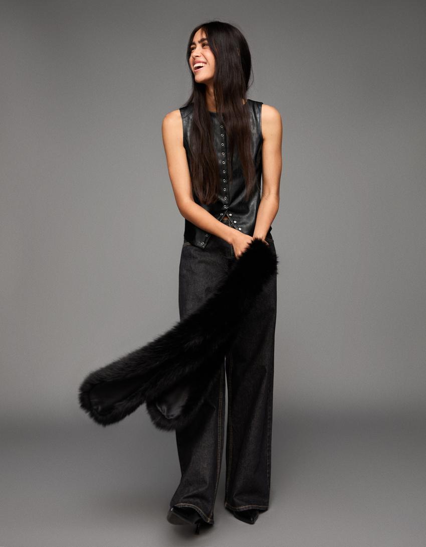 توب من جلد صناعي بدبابيس معدنية-أسود