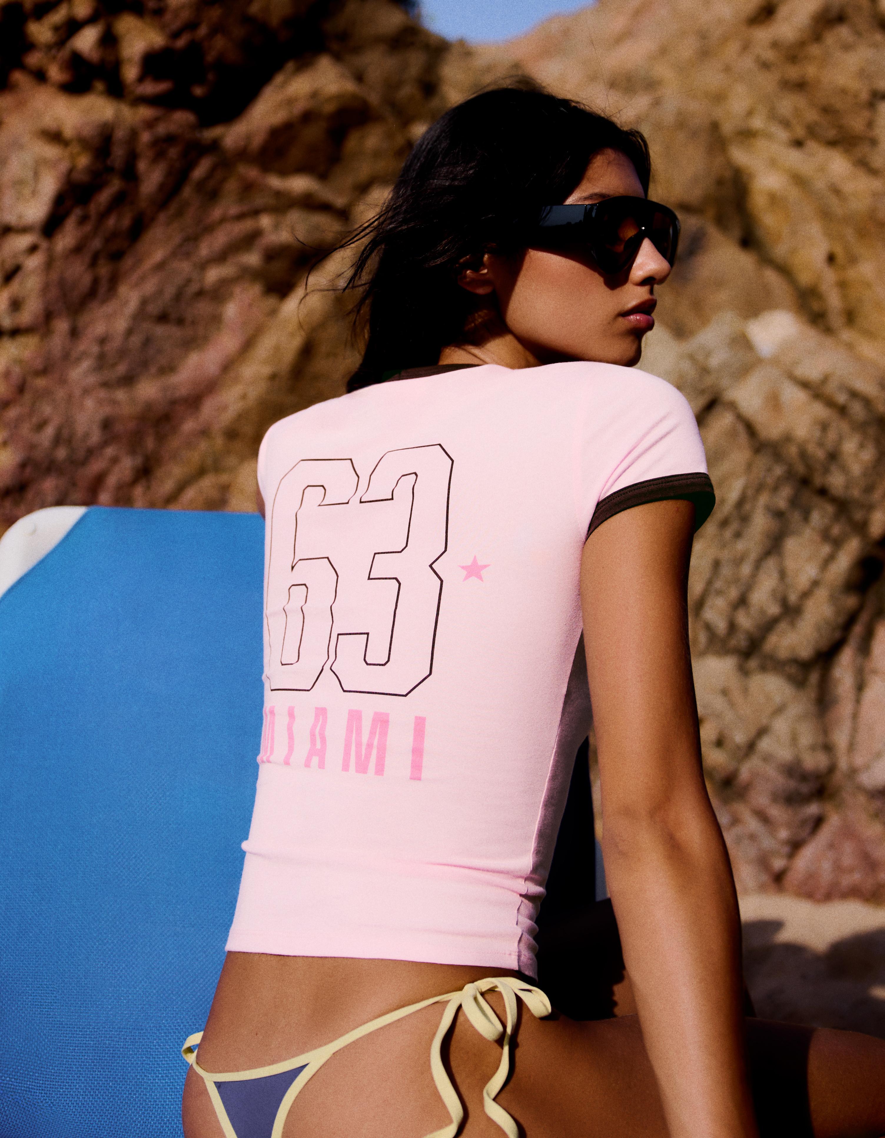Contrast print fitted T-shirt — Pink