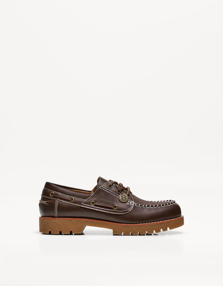 Deck shoes with moc toe
