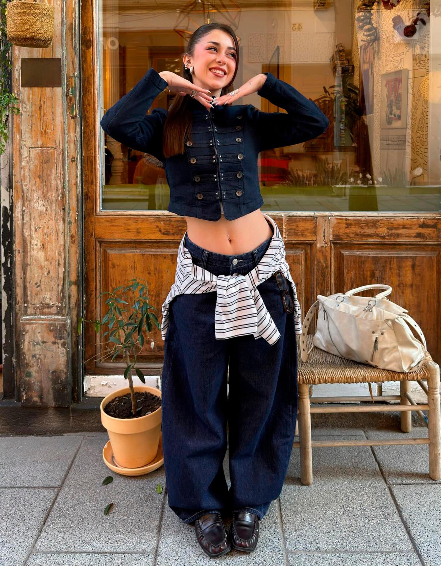 Bershka jeansy o kroju baggy barrel z niskim stanem granatowy