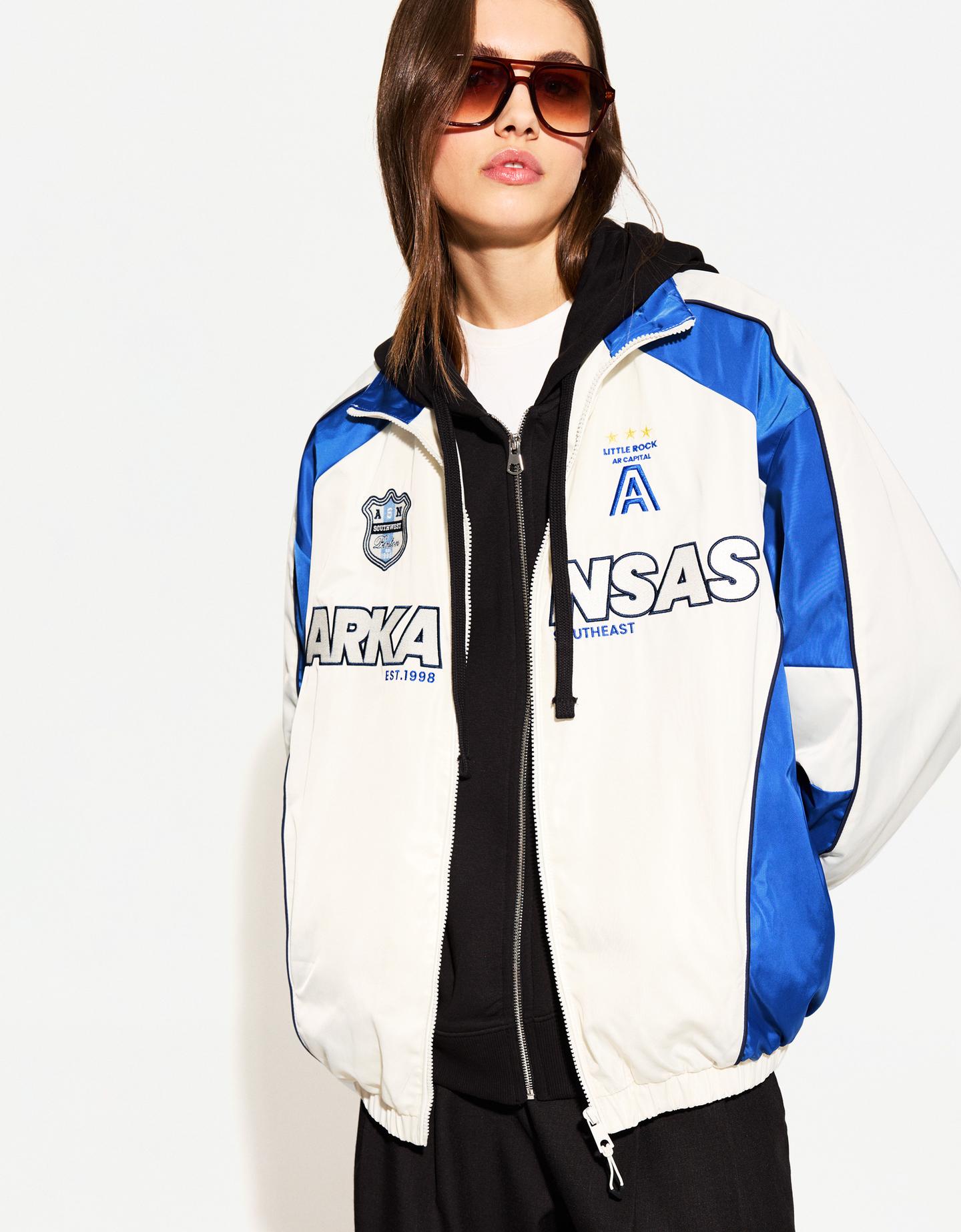 Bershka kurtka sportowa z technicznej tkaniny niebieski