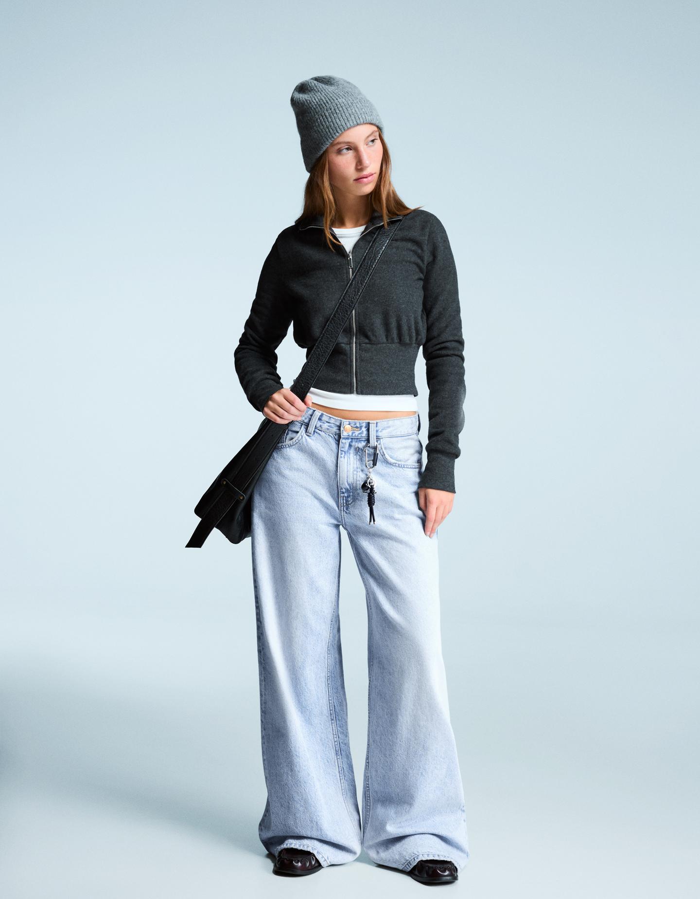 Bershka jeansy z szerokimi nogawkami wyblakły niebieski