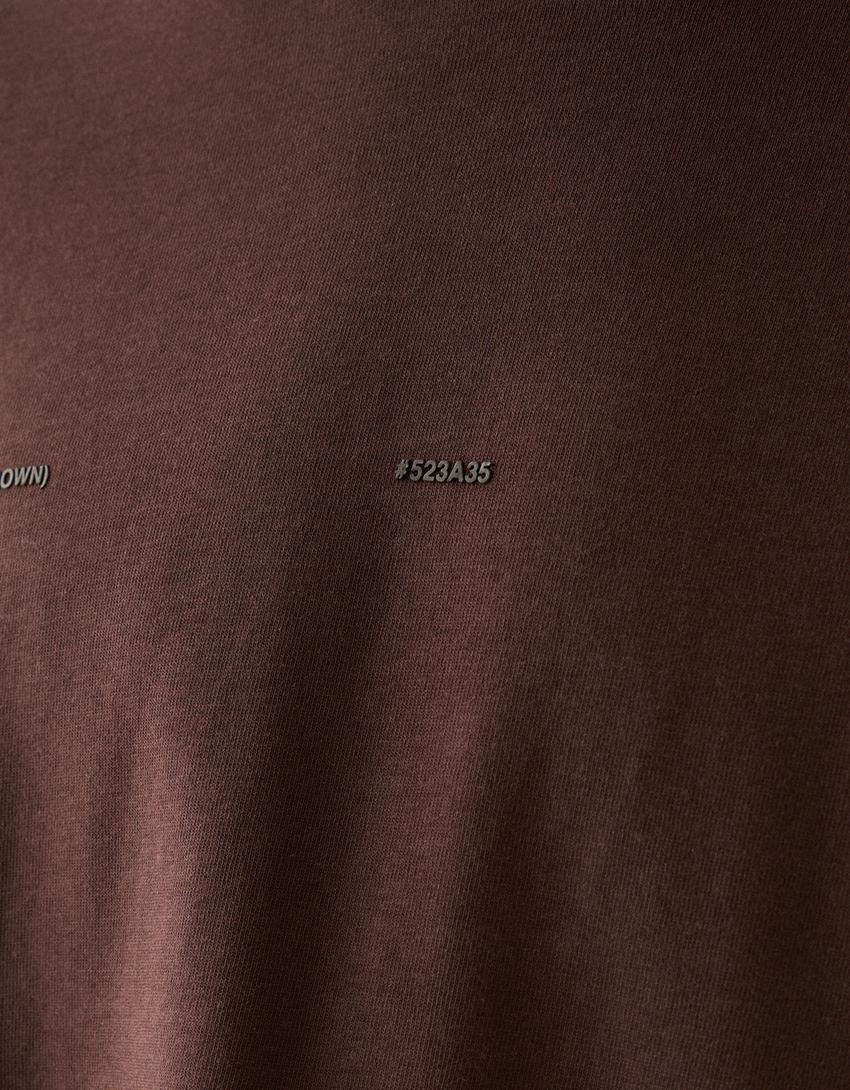 تيشرت بقصة مربعة وأكمام قصيرة وطبعة-بني-5