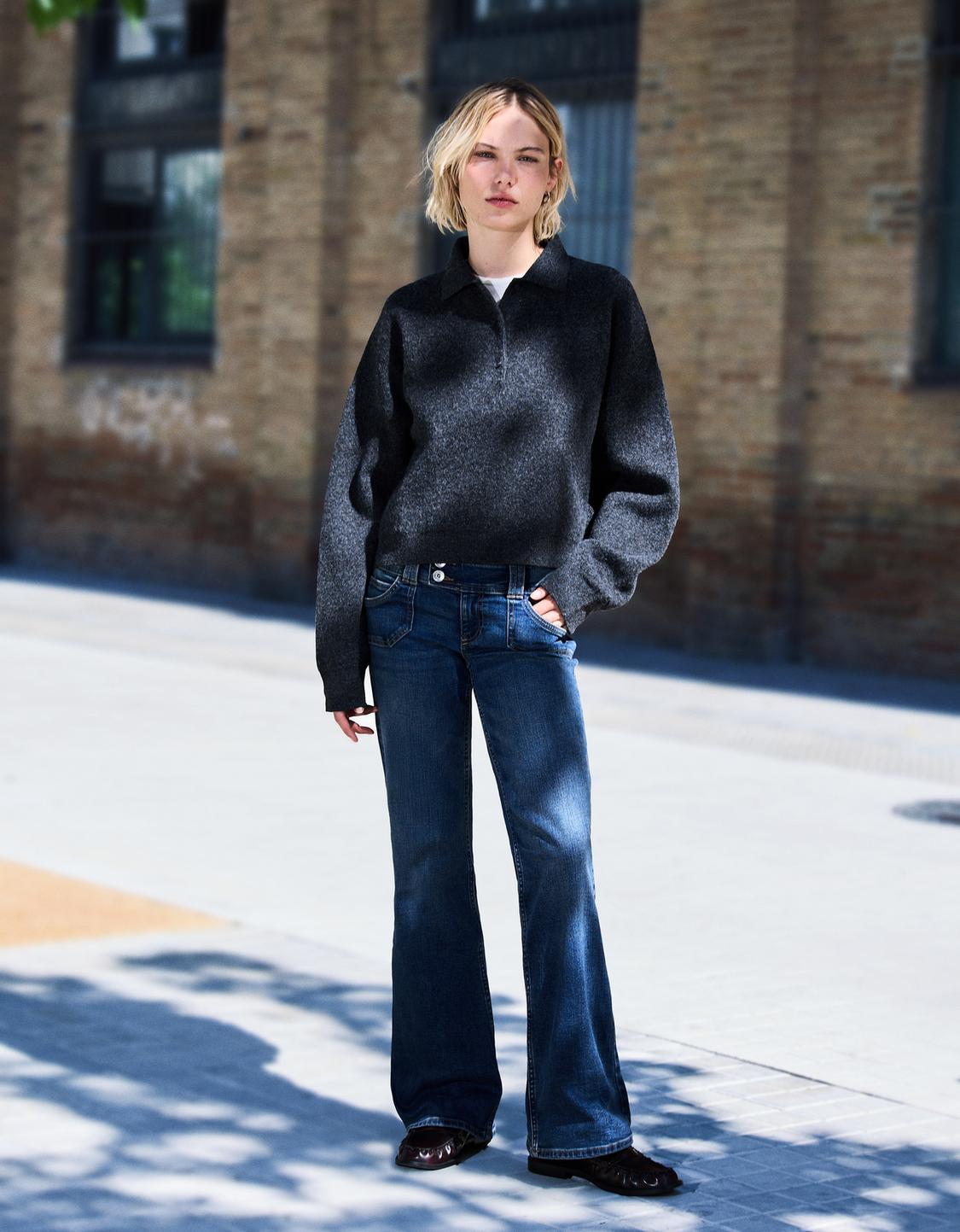 Flared jeans with embroidered pockets