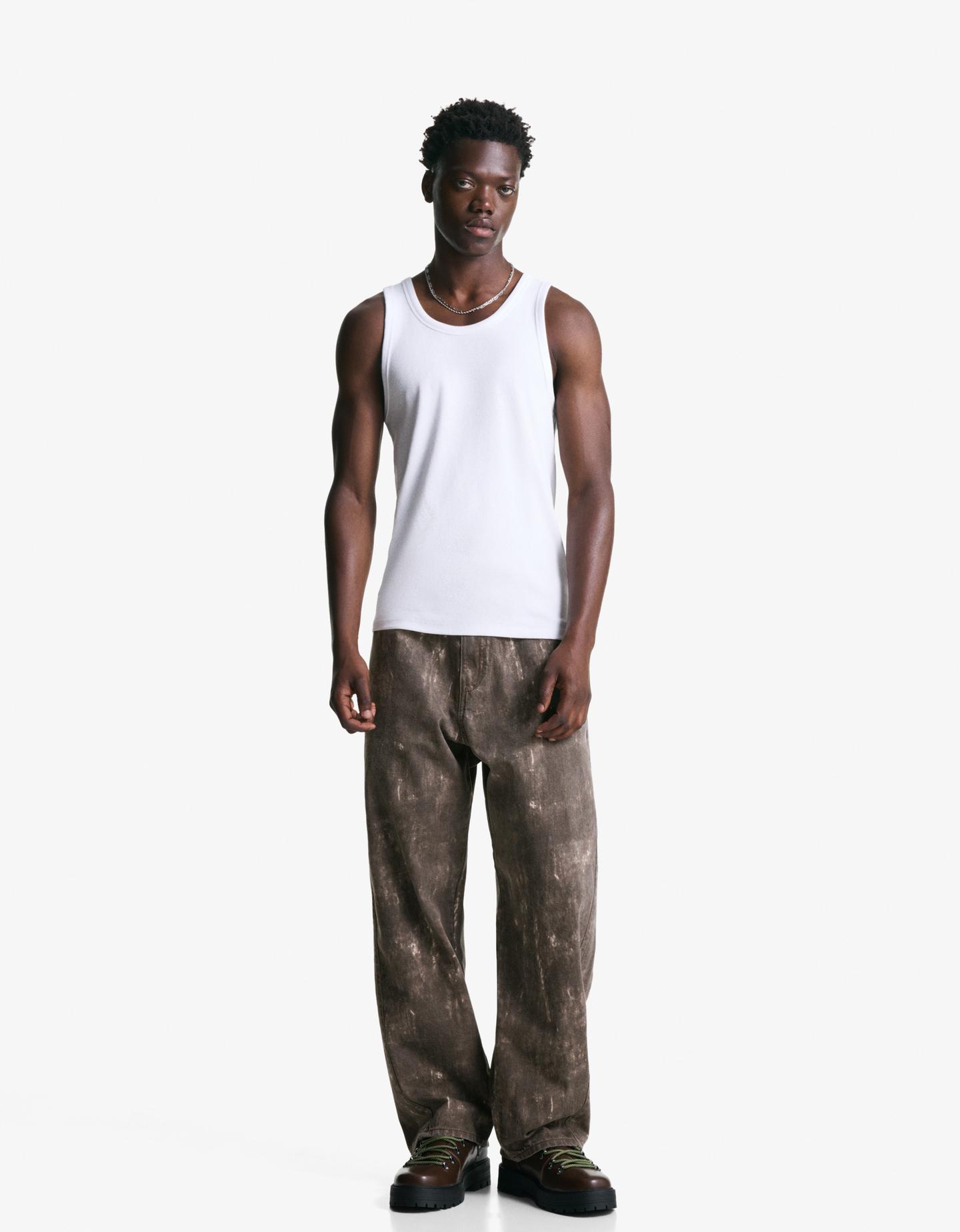 Bershka spodnie superbaggy z nadrukiem brązowy