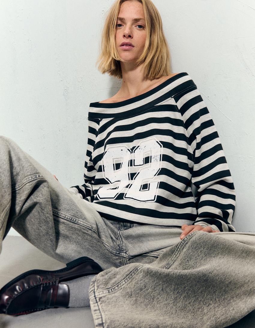 Camisola decote barco com estampado-Cinza