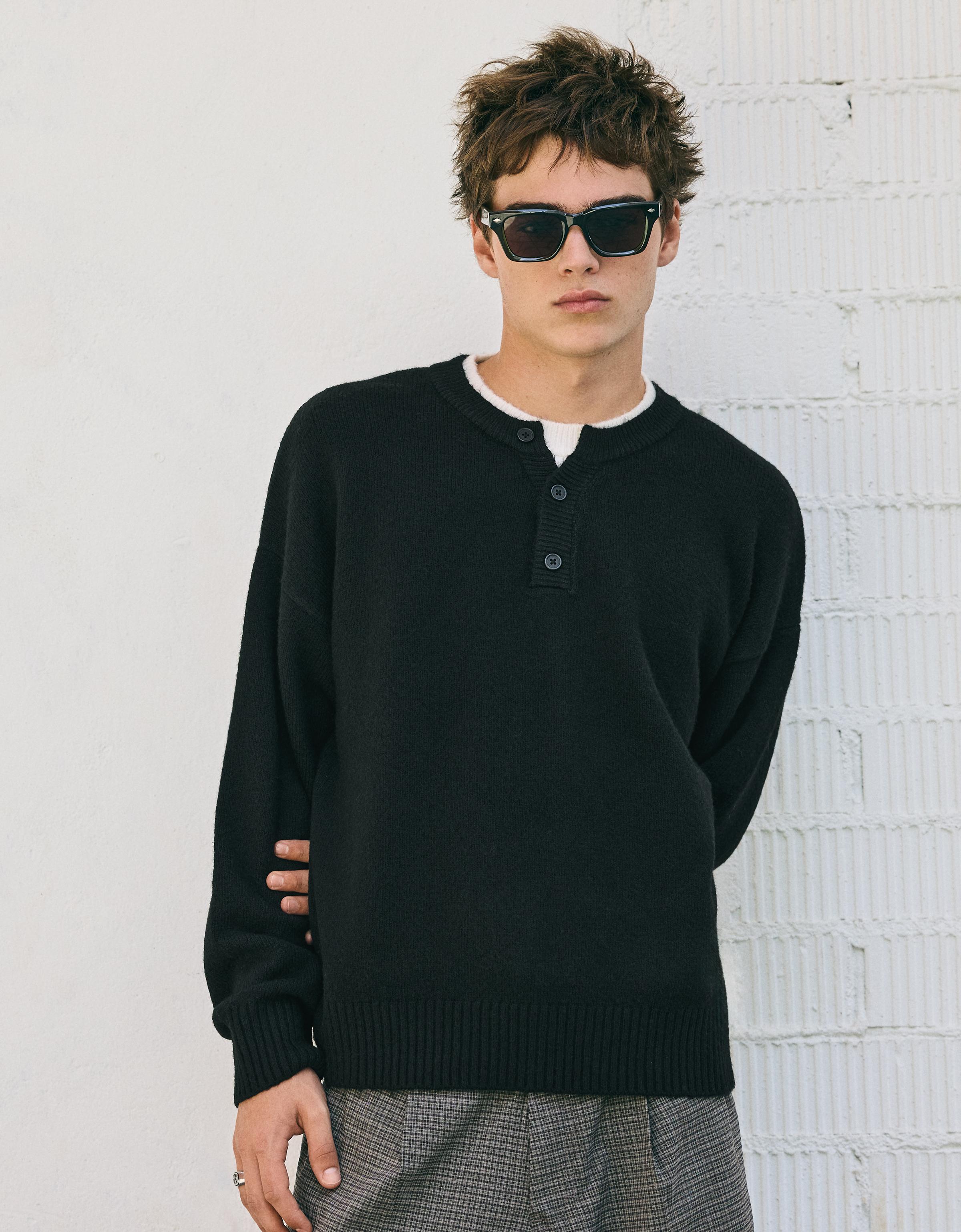 Bershka Sweter Z Dekoltem Typu Henley I Kontrast Mężczyzna Czarny