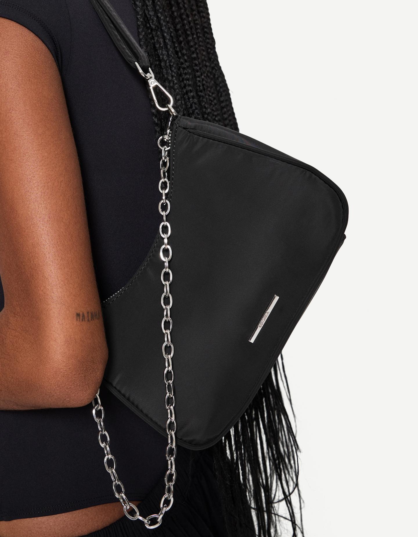 Bershka satynowa torebka na ramię multi-way z łańcuszkiem czarny