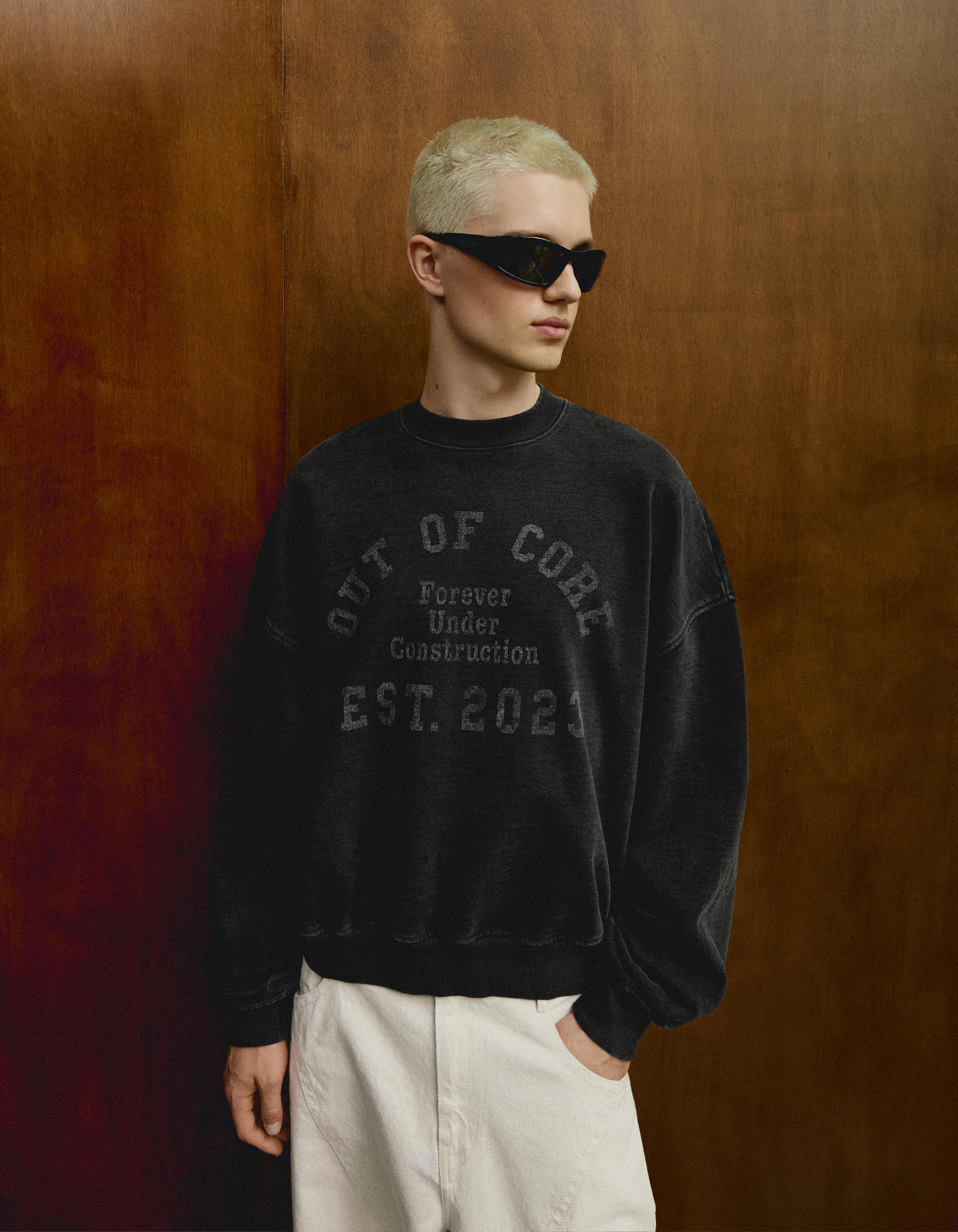 Bershka Bluza Boxy Z Dekoltem Siateczka I Out Of Core Mężczyzna Ciemnoszary