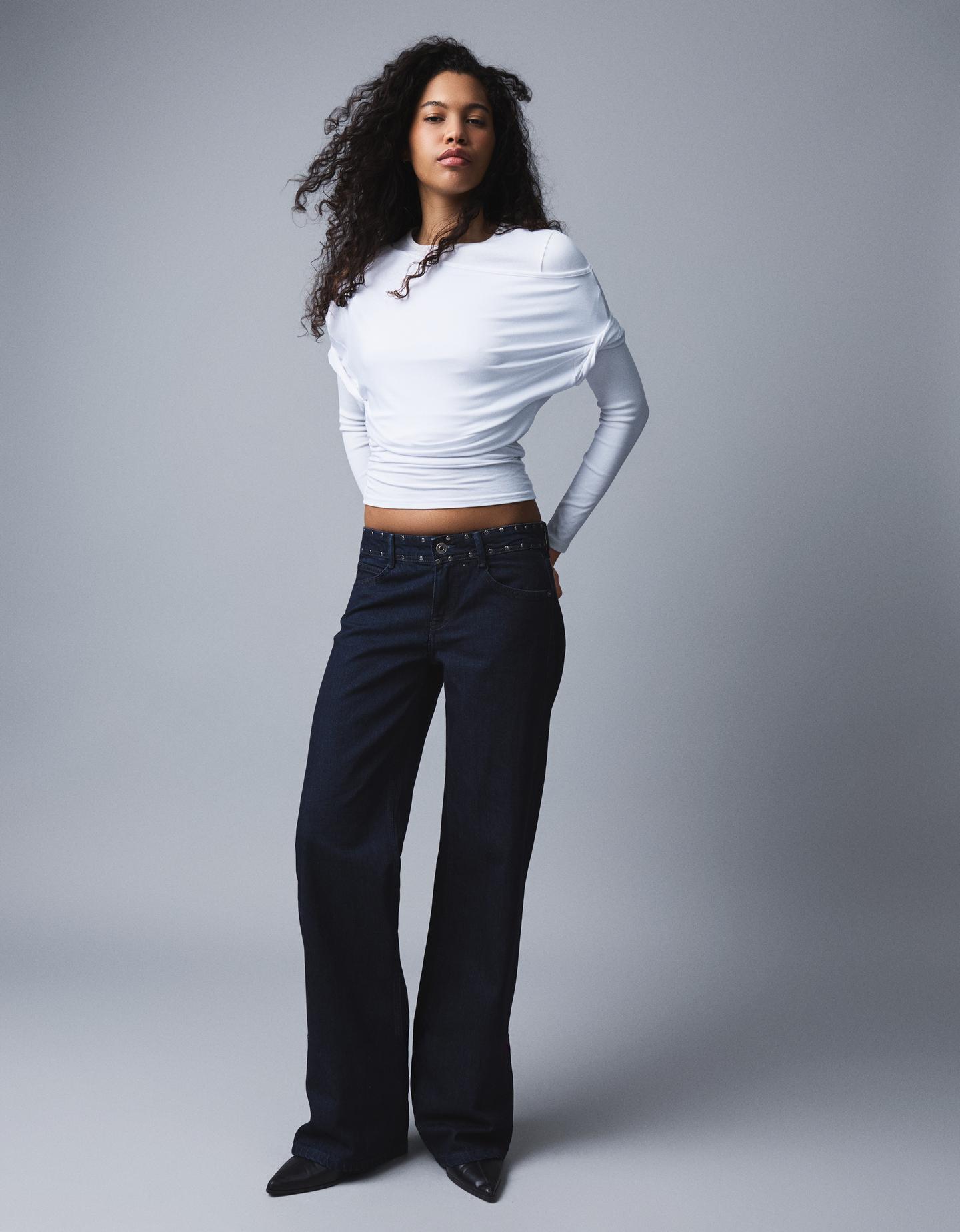 Bershka jeansy o kroju baggy z niskim stanem i ćwiekami granatowy