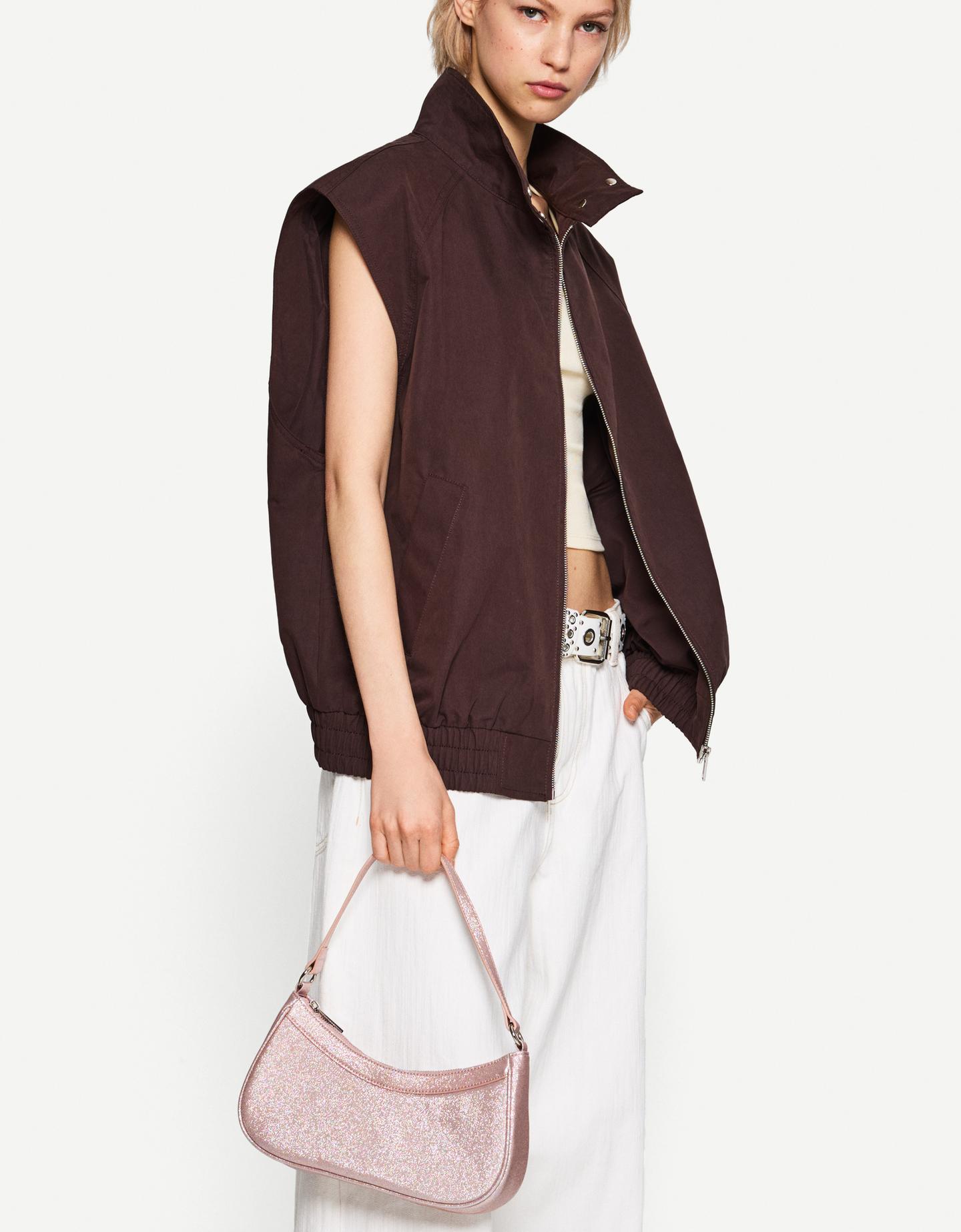 Bershka mała torebka z efektem połysku różowy