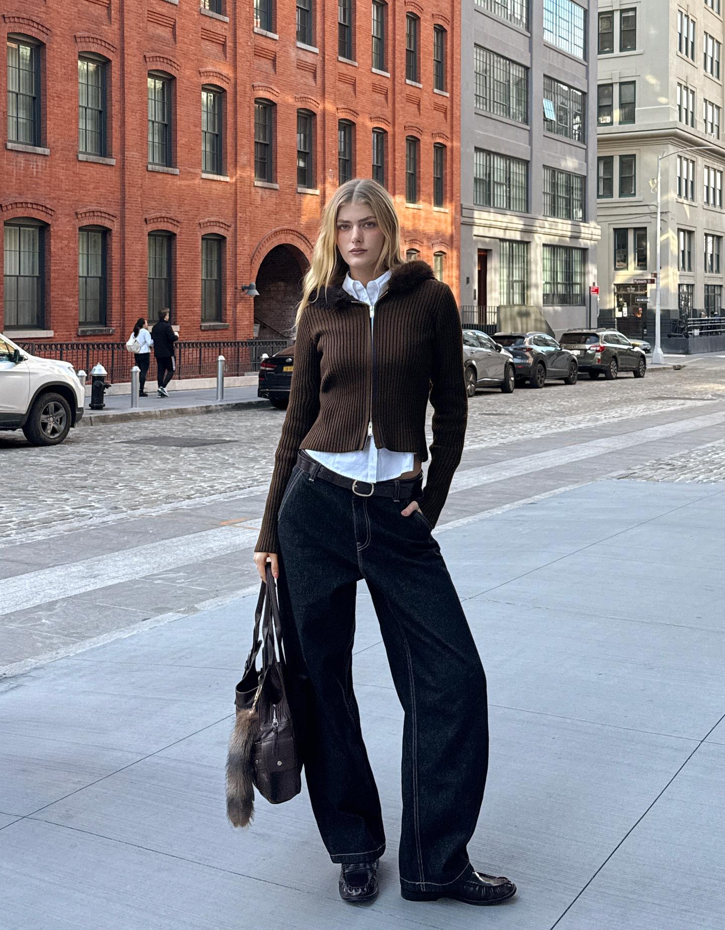 Bershka dzianinowa kurtka z zamkiem, kapturem i sztucznym futerkiem brązowy