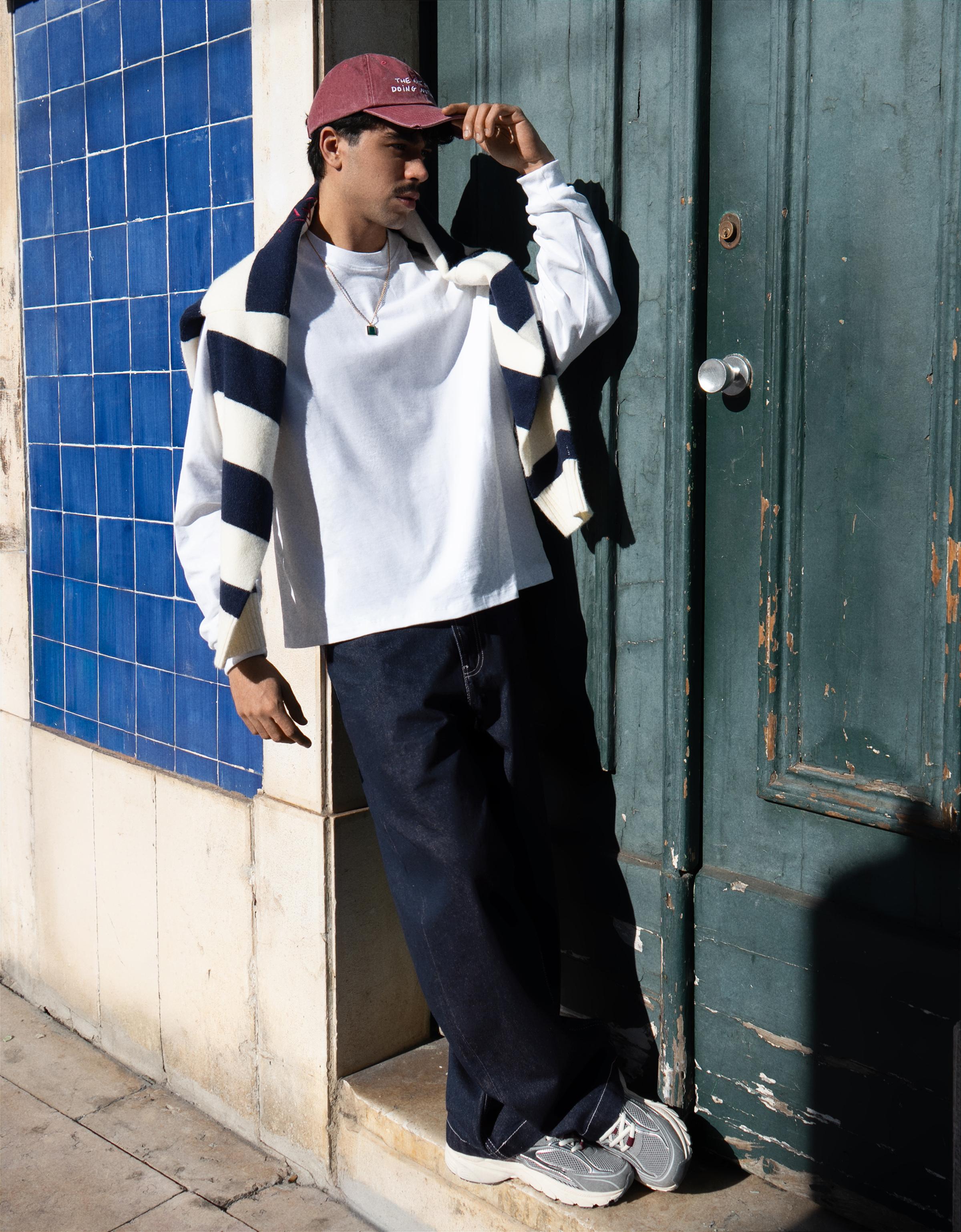 Bershka jeansy o kroju barrel granatowy