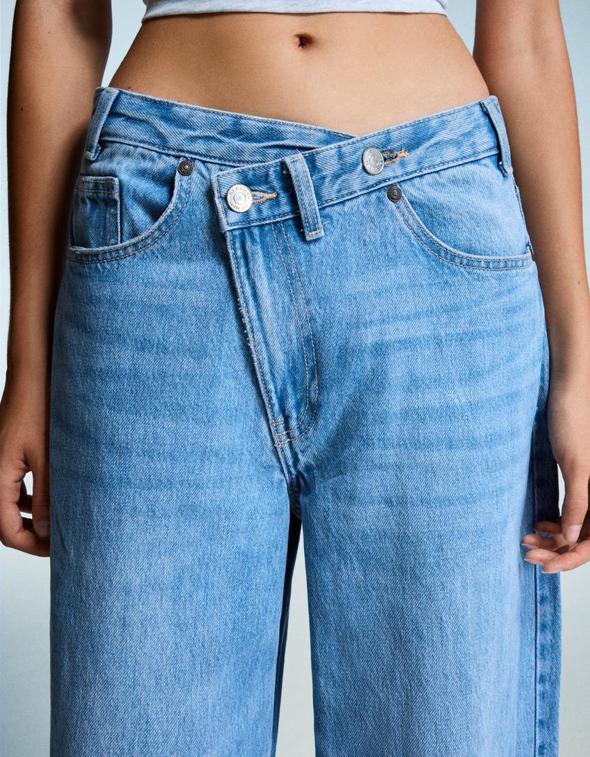 Jeans a gamba larga con vita incrociata-Azzurro Lavato-1