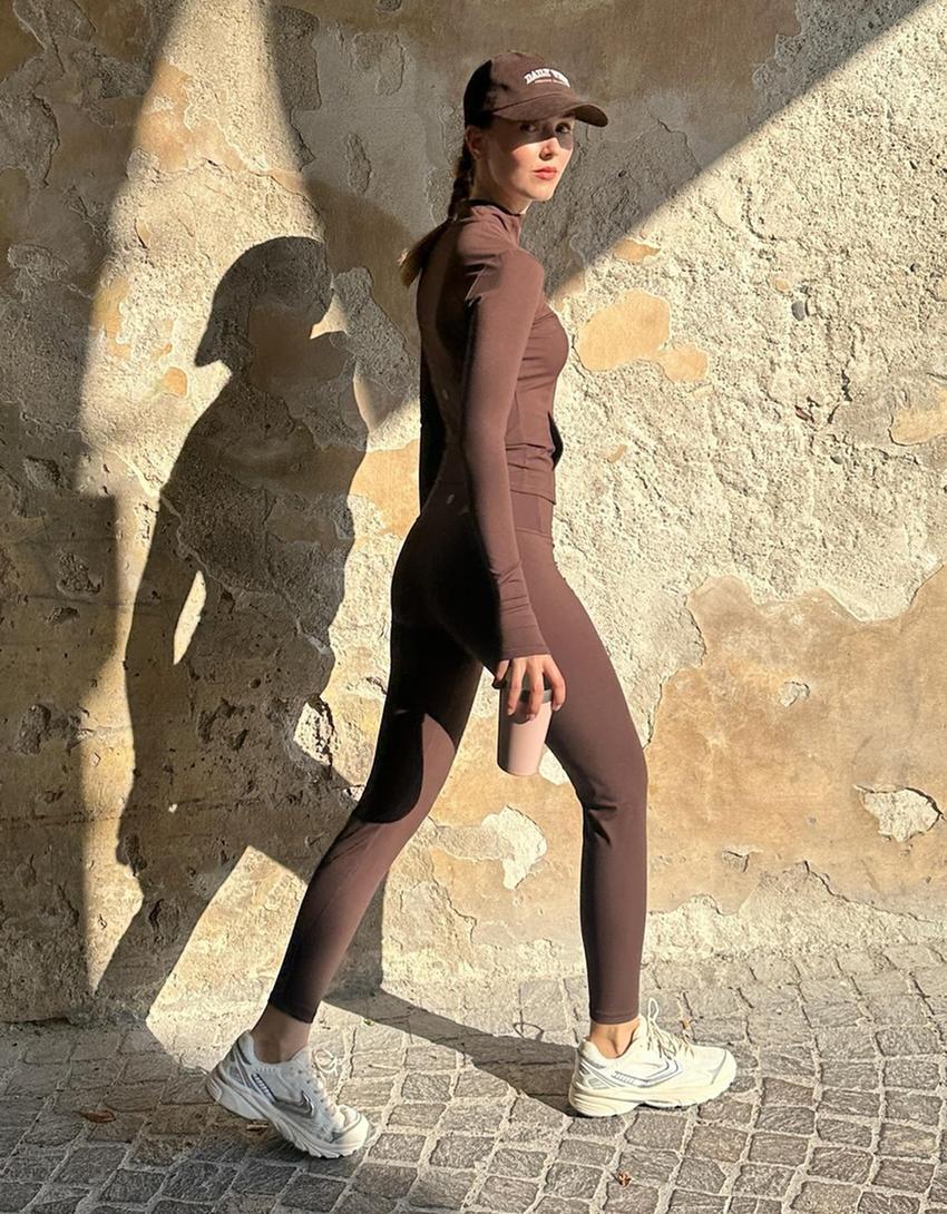 Viktoriya Bonya bilan oyoq fetishi Xotin kartalardan adashib qoldi