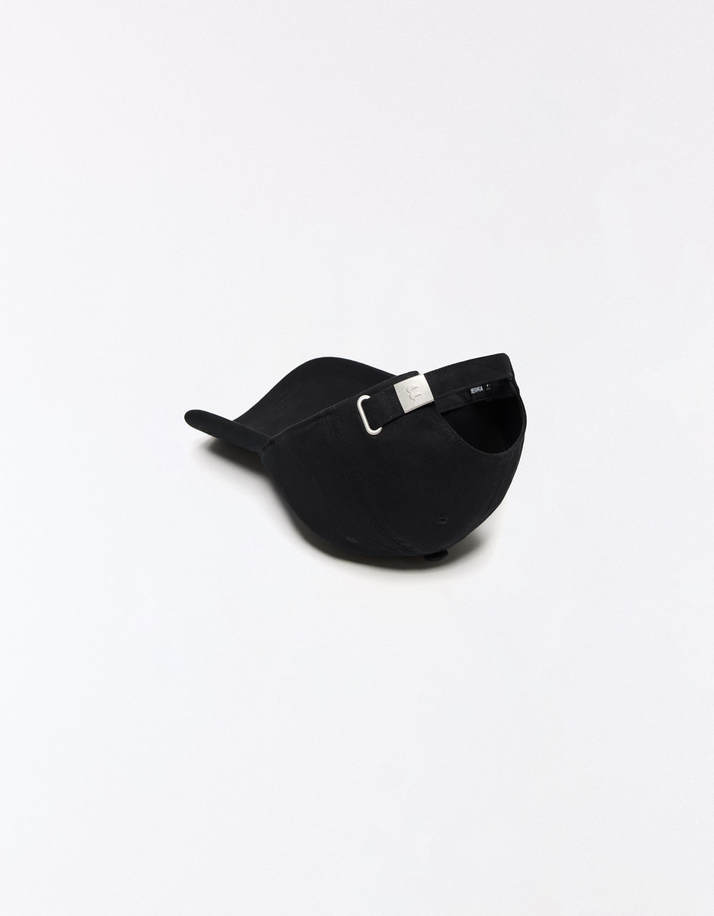 Embroidered cap — Black