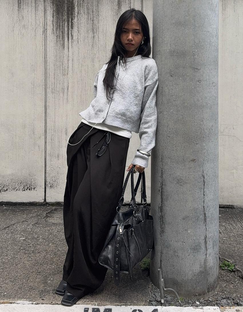 Plisirane hlače barrel kroja-Crna