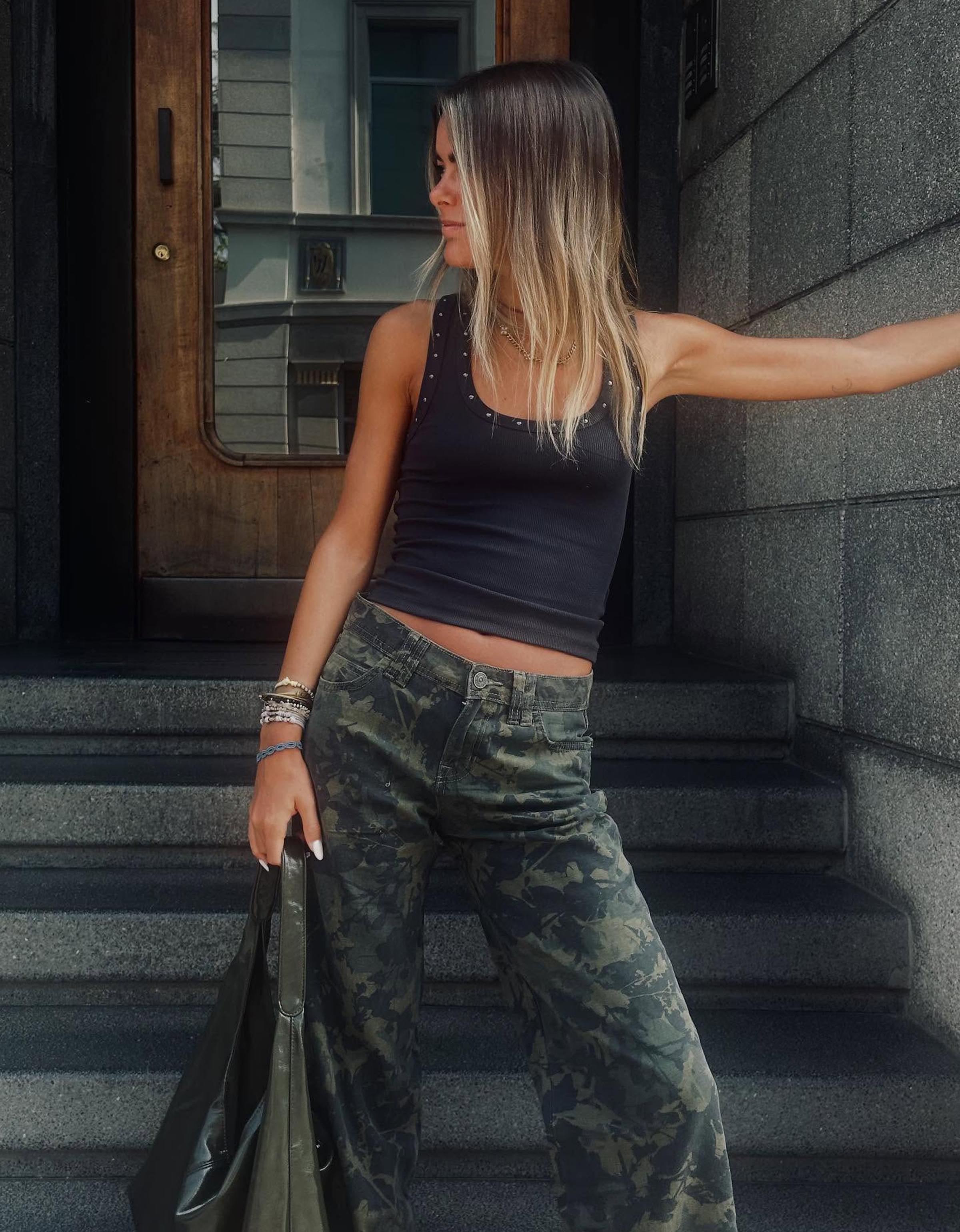 Sleeveless T-shirt with studs - T-shirts - Women | Bershka