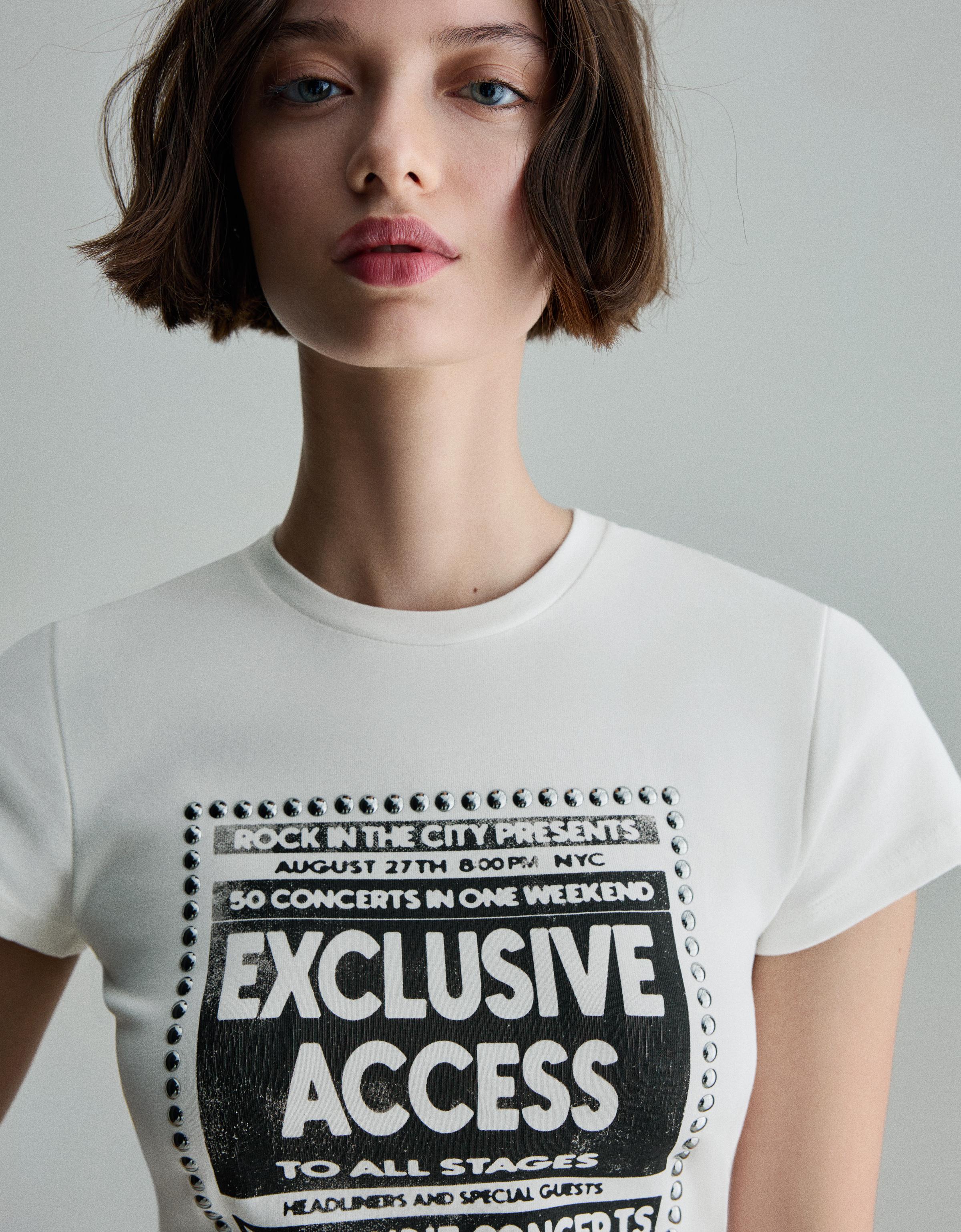 Bershka T-Shirt Mit Kurzen Ärmeln, Nieten Und Print Damen S Grbrochenes Weiss