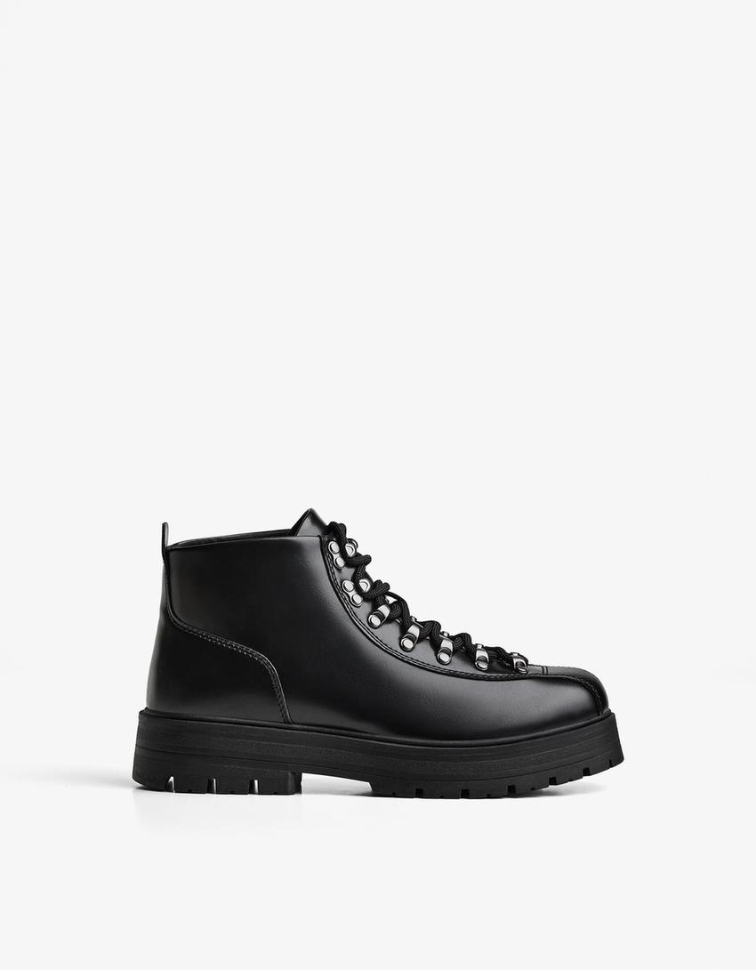 Bota detalhes metálicos-Preto