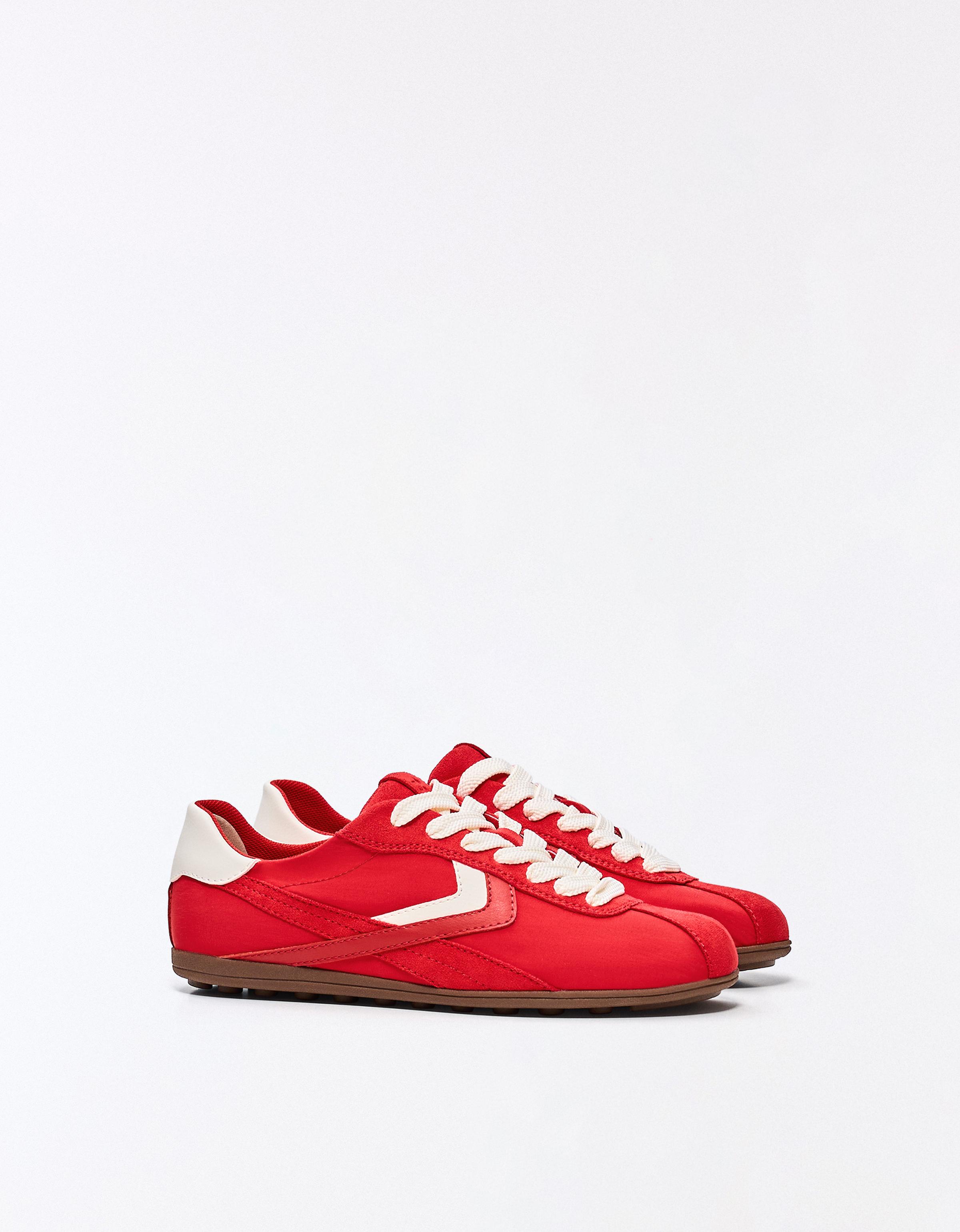 Flat sole trainers
