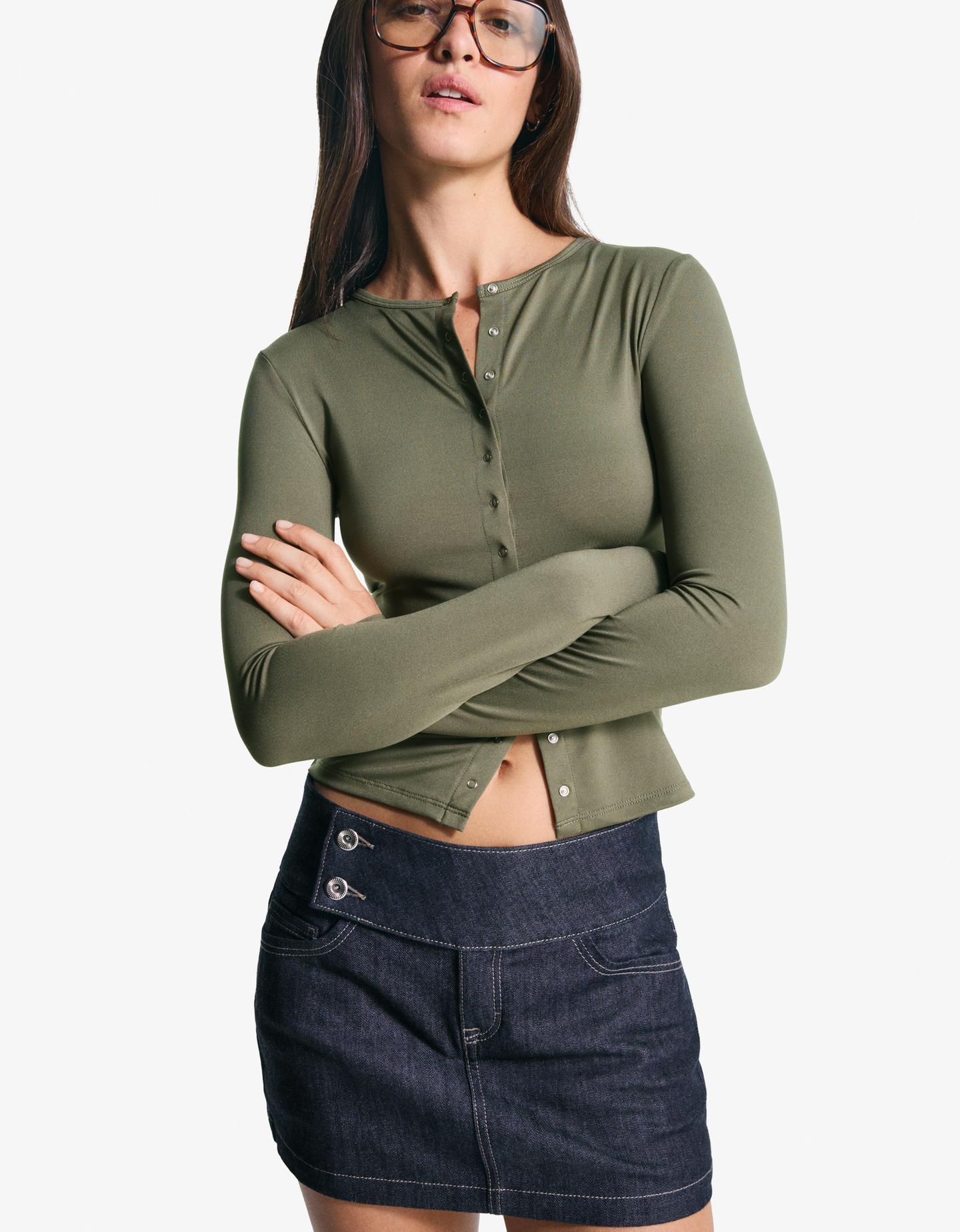 Bershka koszulka z długim rękawem i guzikami khaki