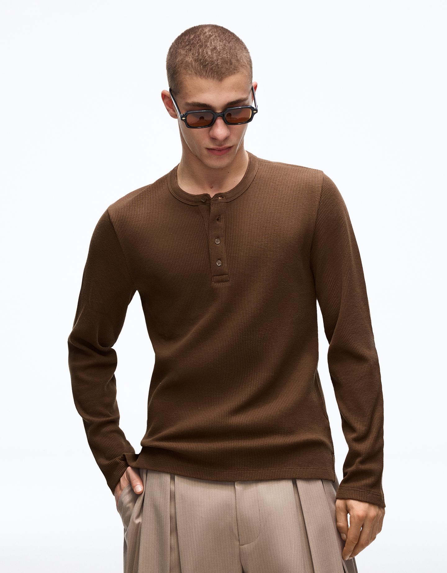 Bershka koszulka z dekoltem henley o kroju slim z gofrem brązowy