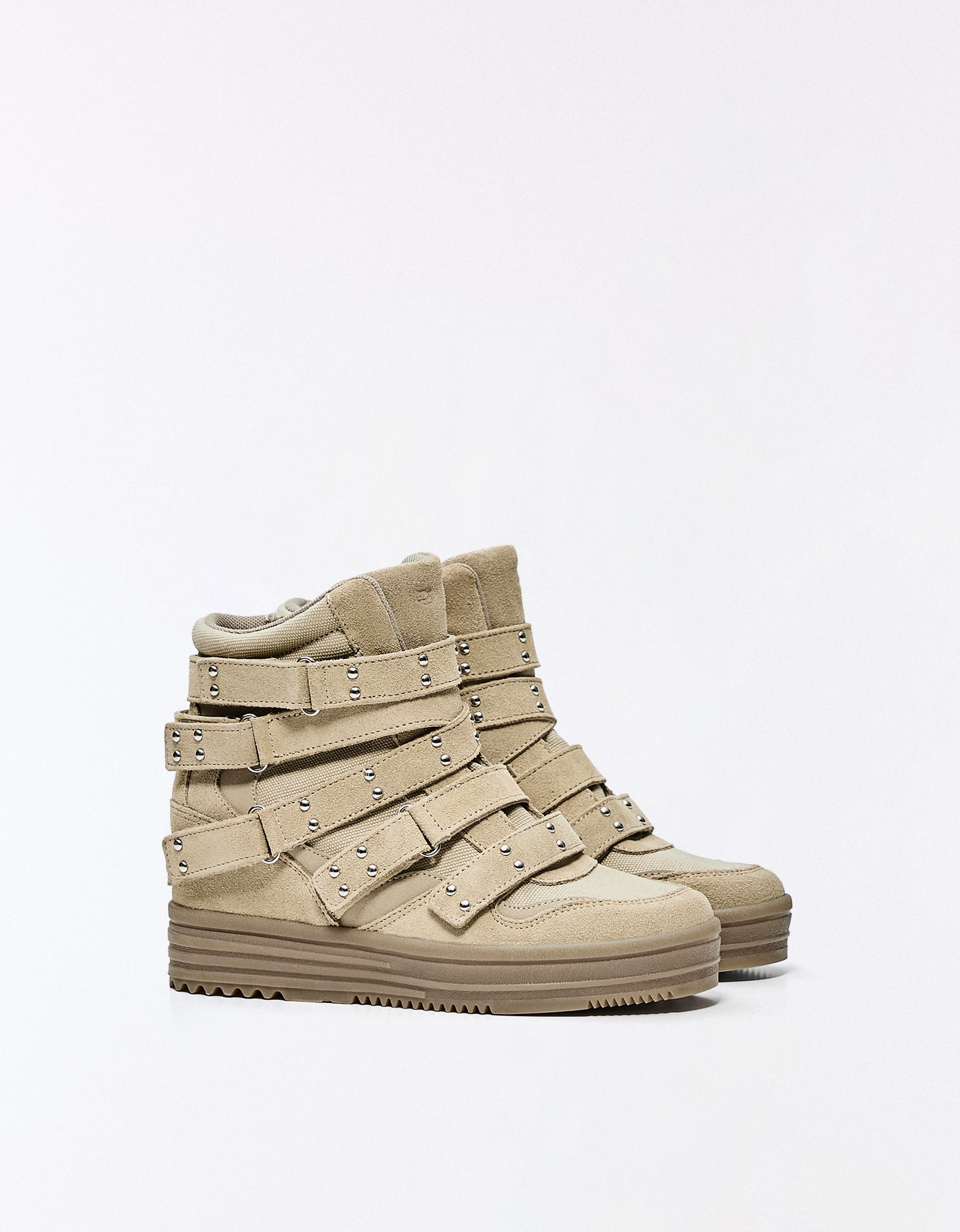 Bershka Zapatillas Abotinadas Con Cuña Y Tachas Mujer Arena