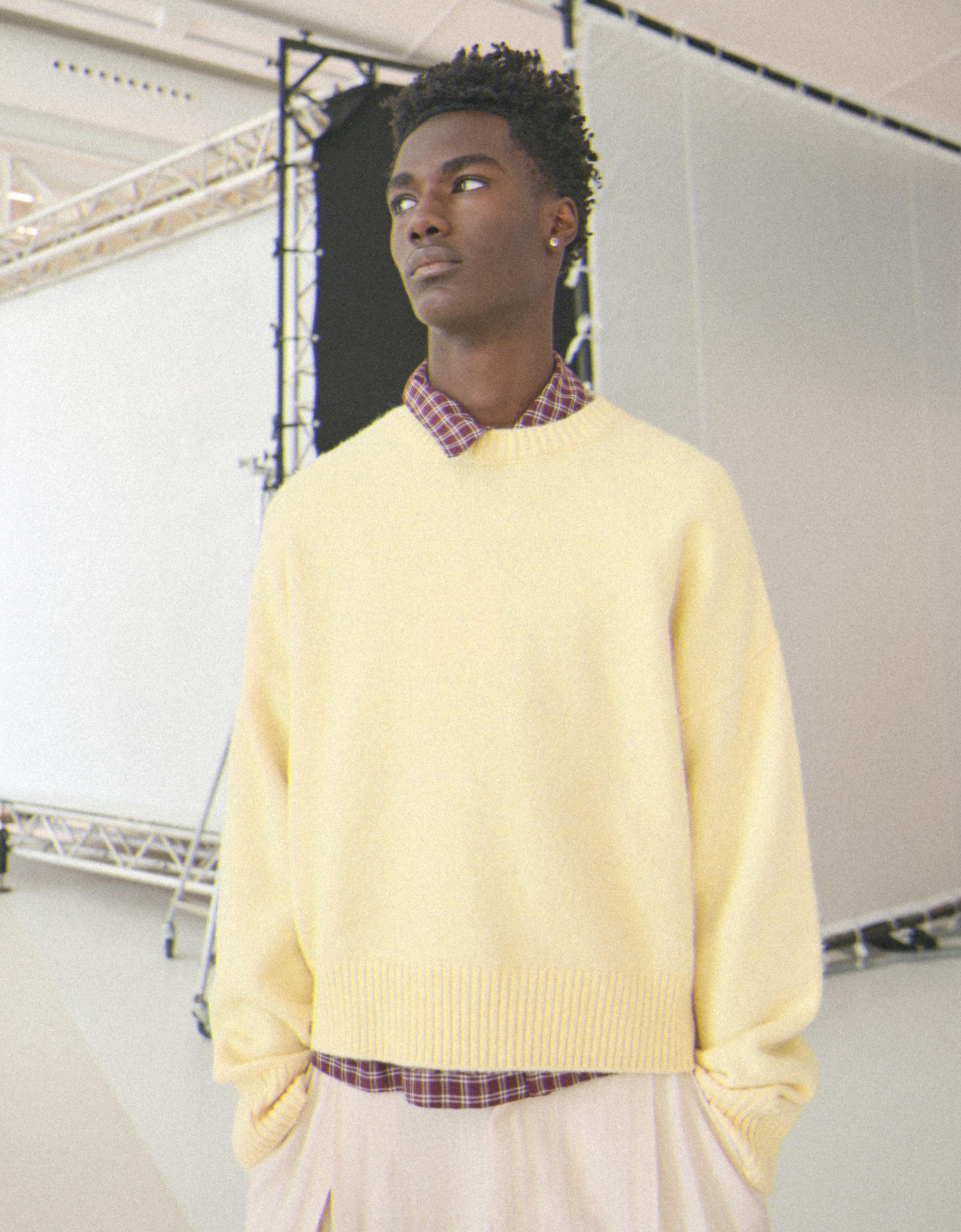 Bershka Sweter Boxy Z Okrągłym Dekoltem Mężczyzna Żółty