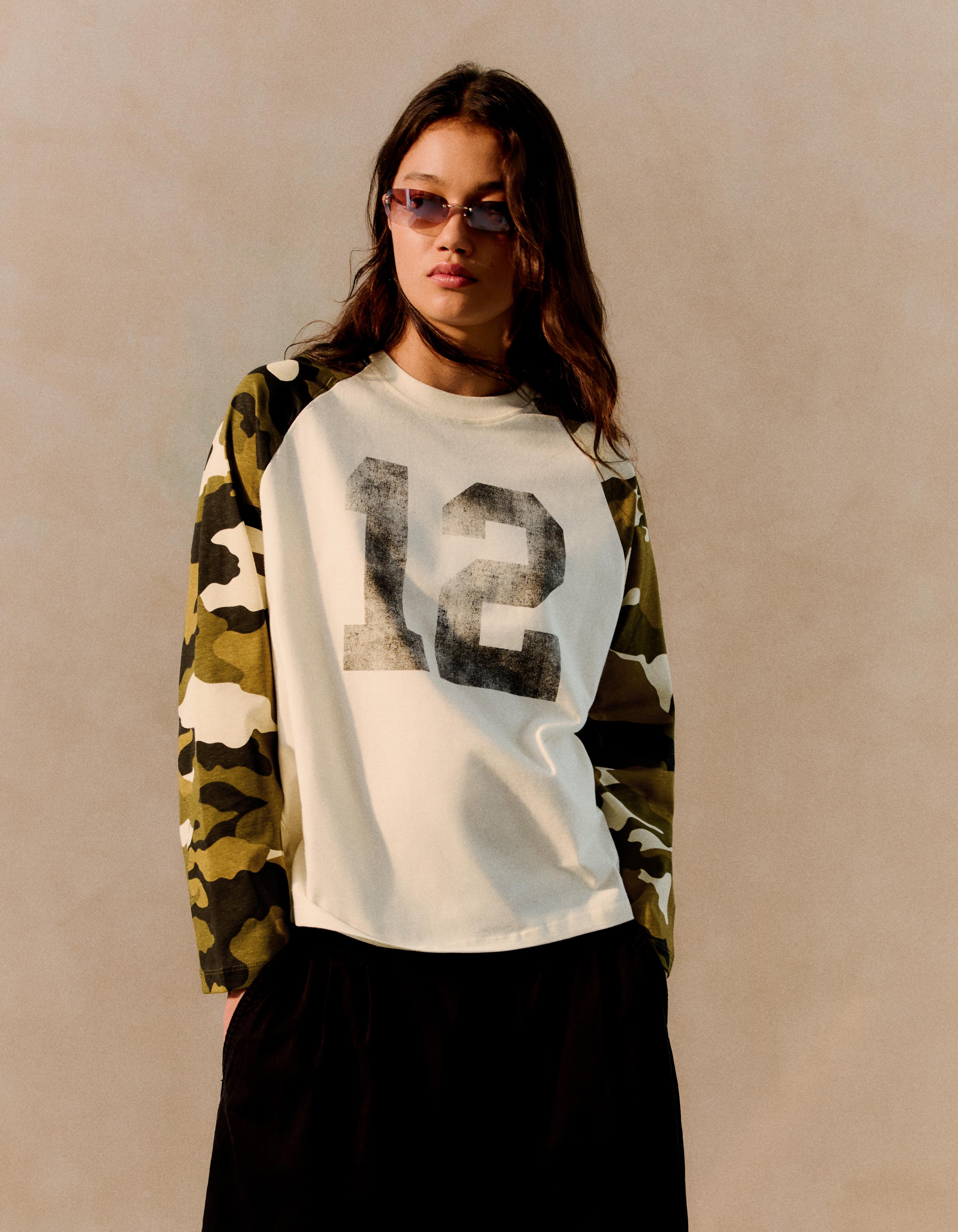 Bershka Camiseta Manga Larga Ranglan Print Camuflaje Mujer L Crudo