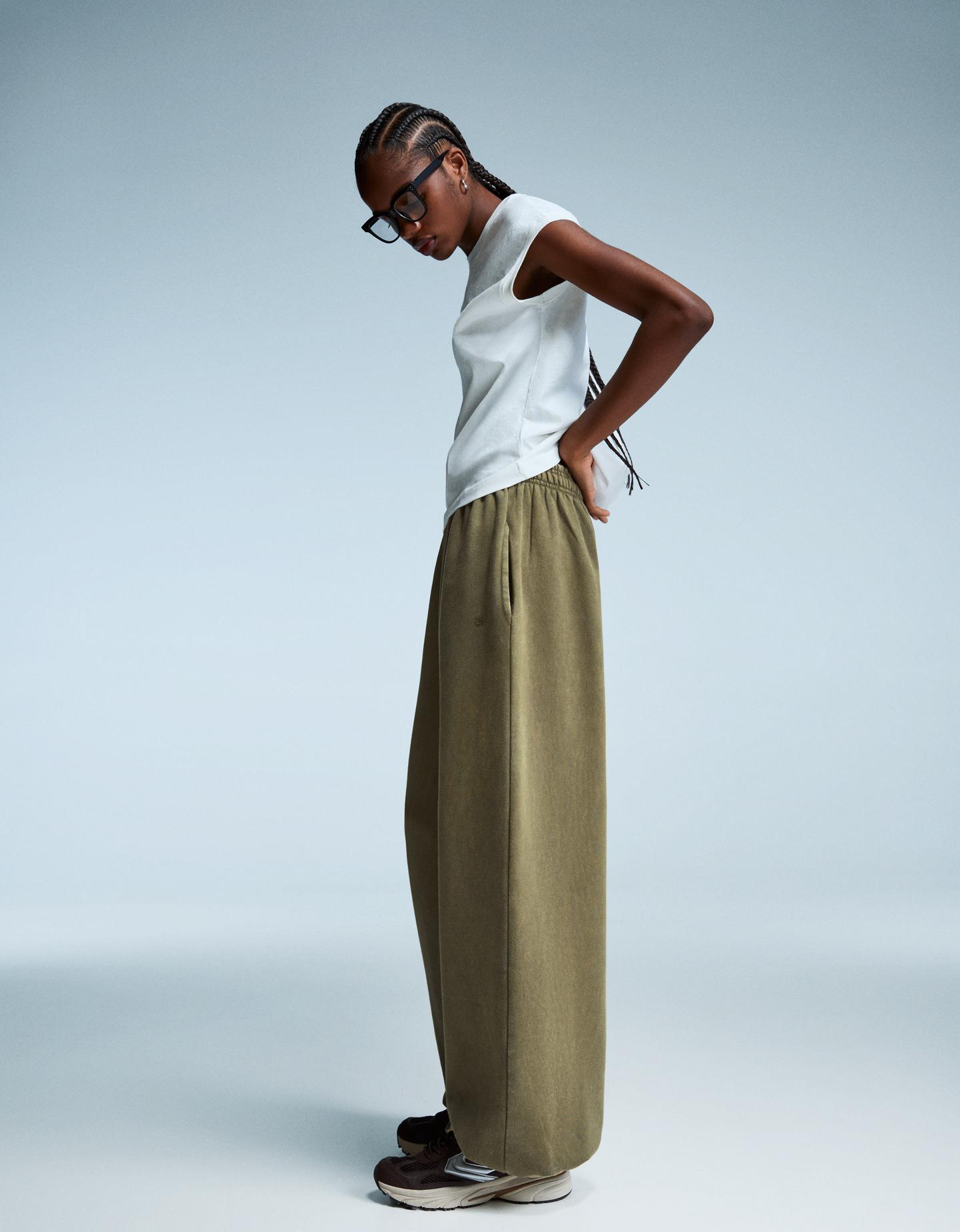 Bershka spodnie jogger z dzianiny dresowej ze stoperami khaki