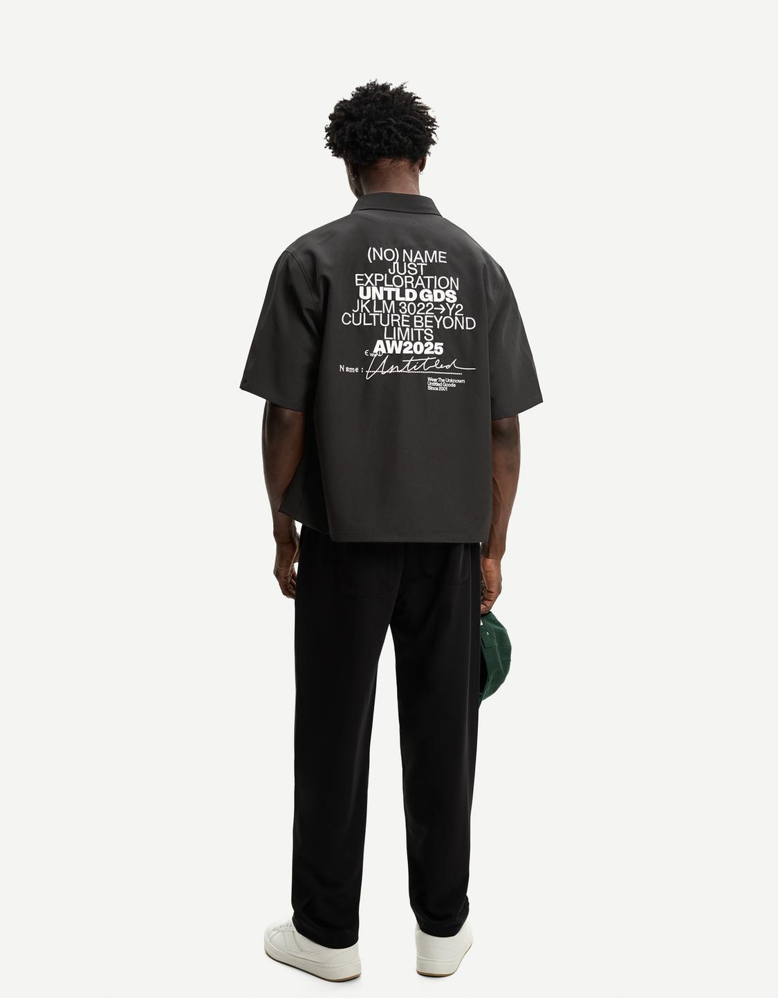 قميص رسمي بقصّة مربعة وتطريز