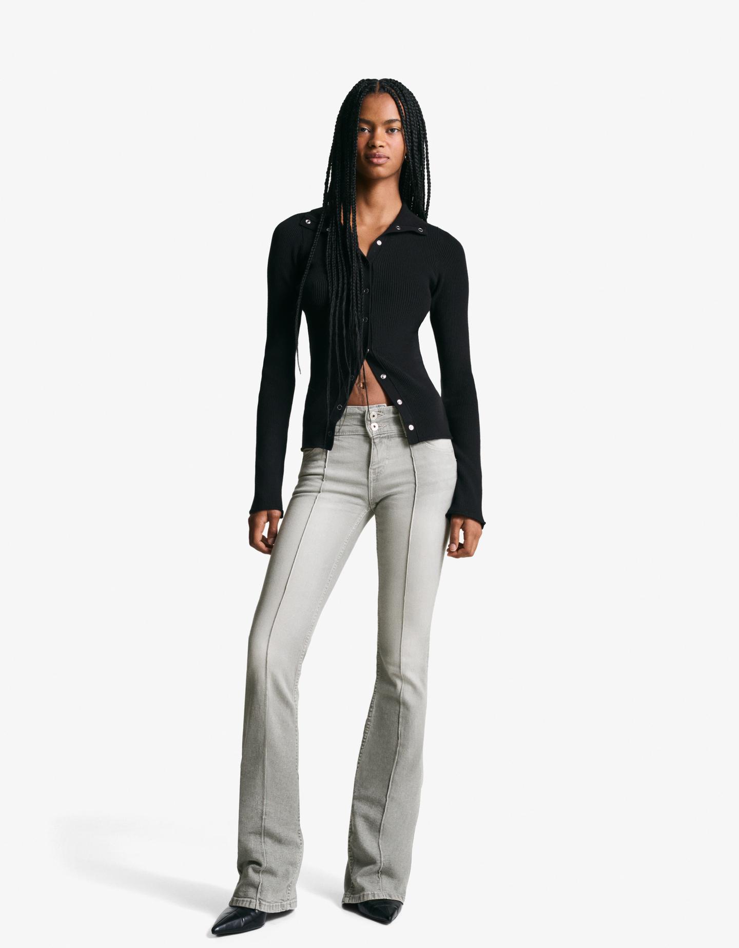 Bershka jeansy o kroju bootcut z niskim stanem ciemnoszary