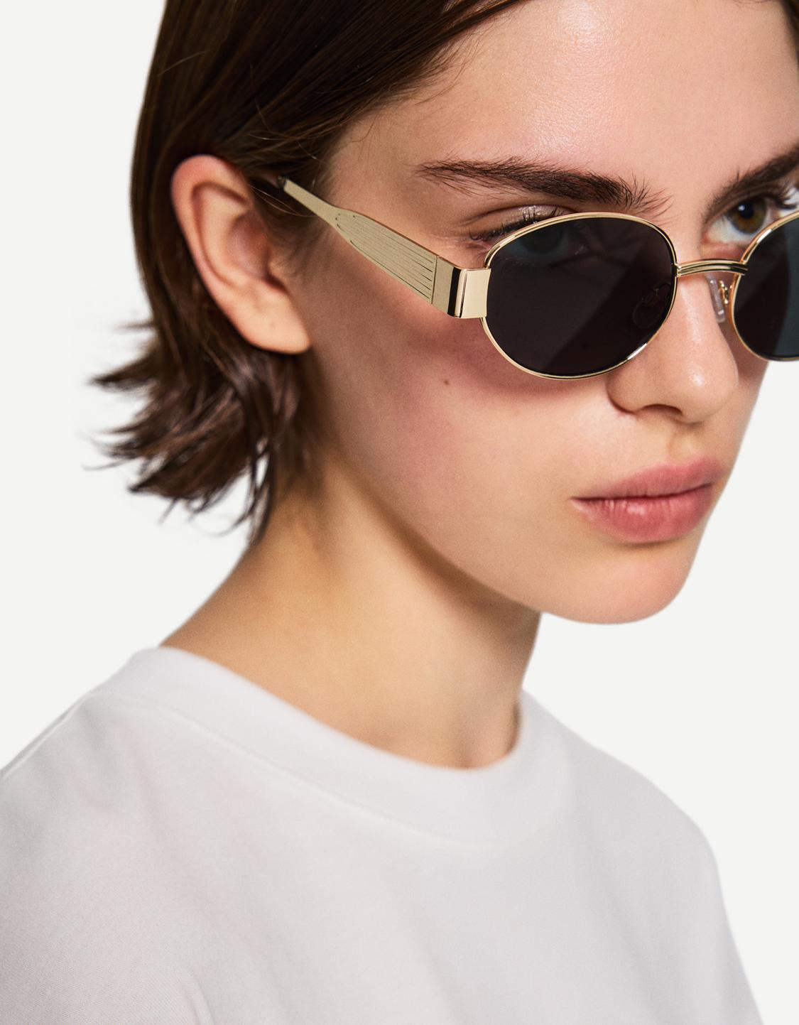 Ovale Sonnenbrille mit Metallgestell
