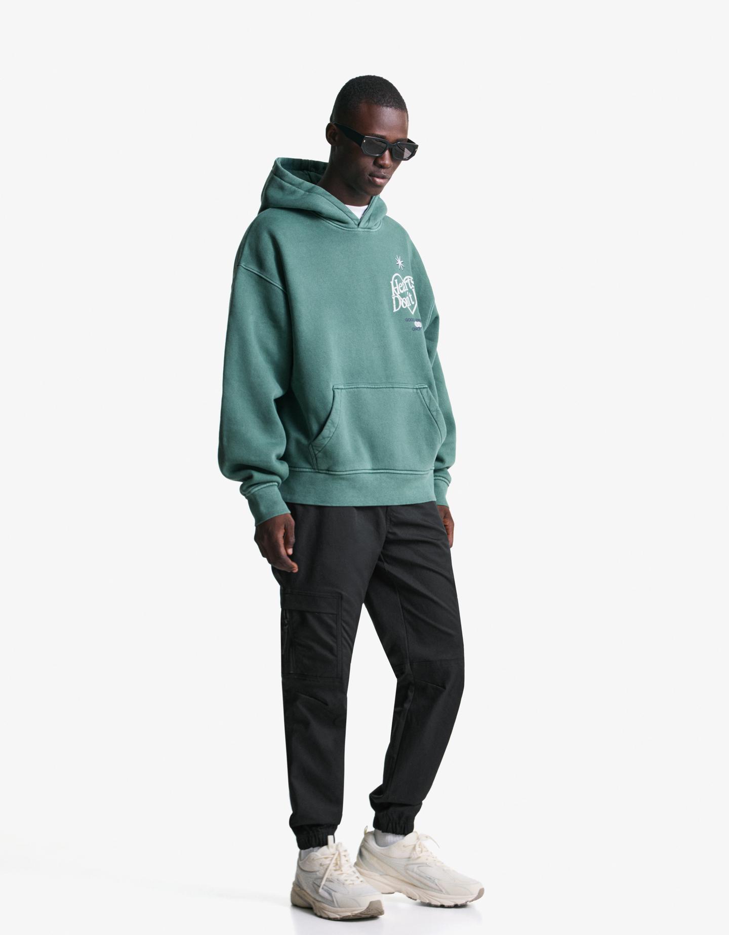 Bershka techniczne spodnie cargo czarny