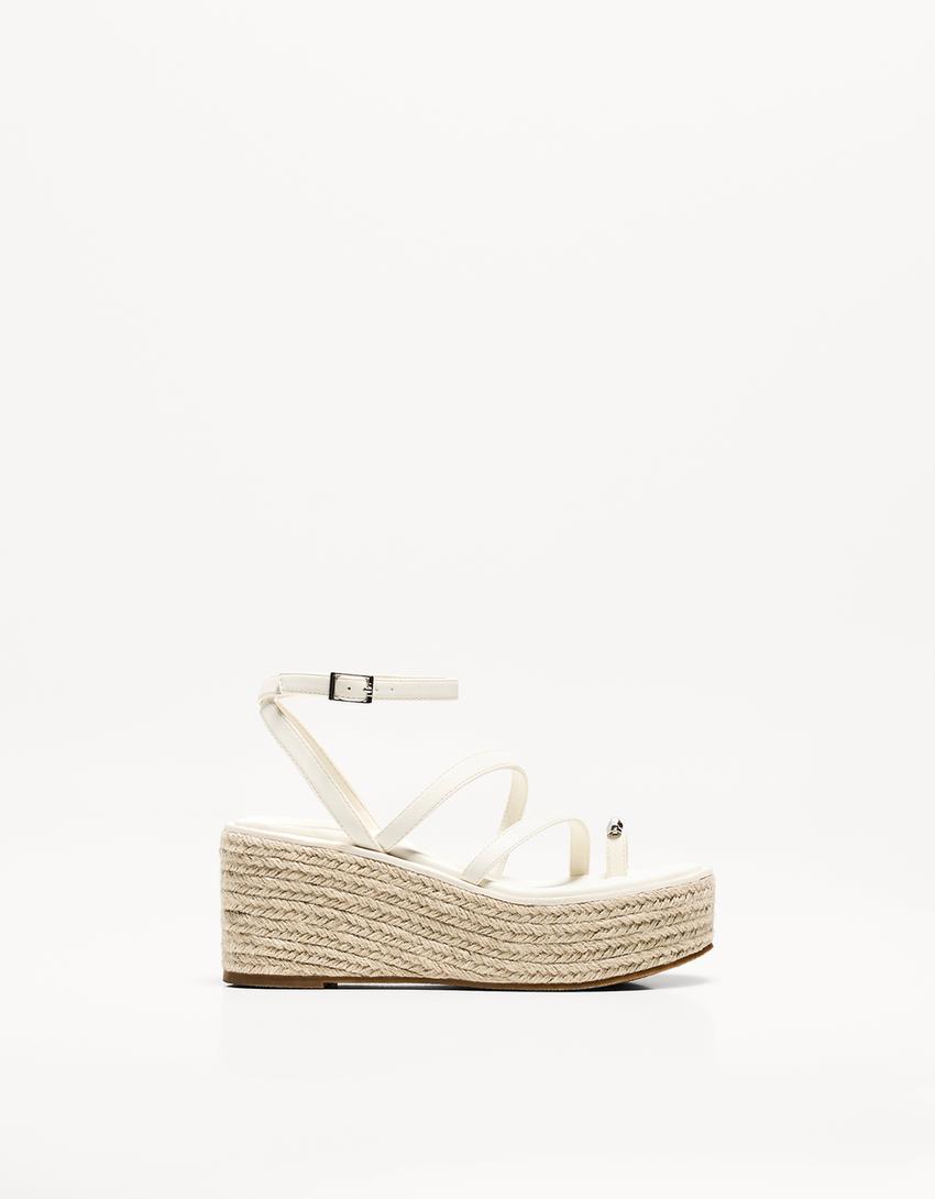 صندل بنعل عالٍ من الخيش-أبيض