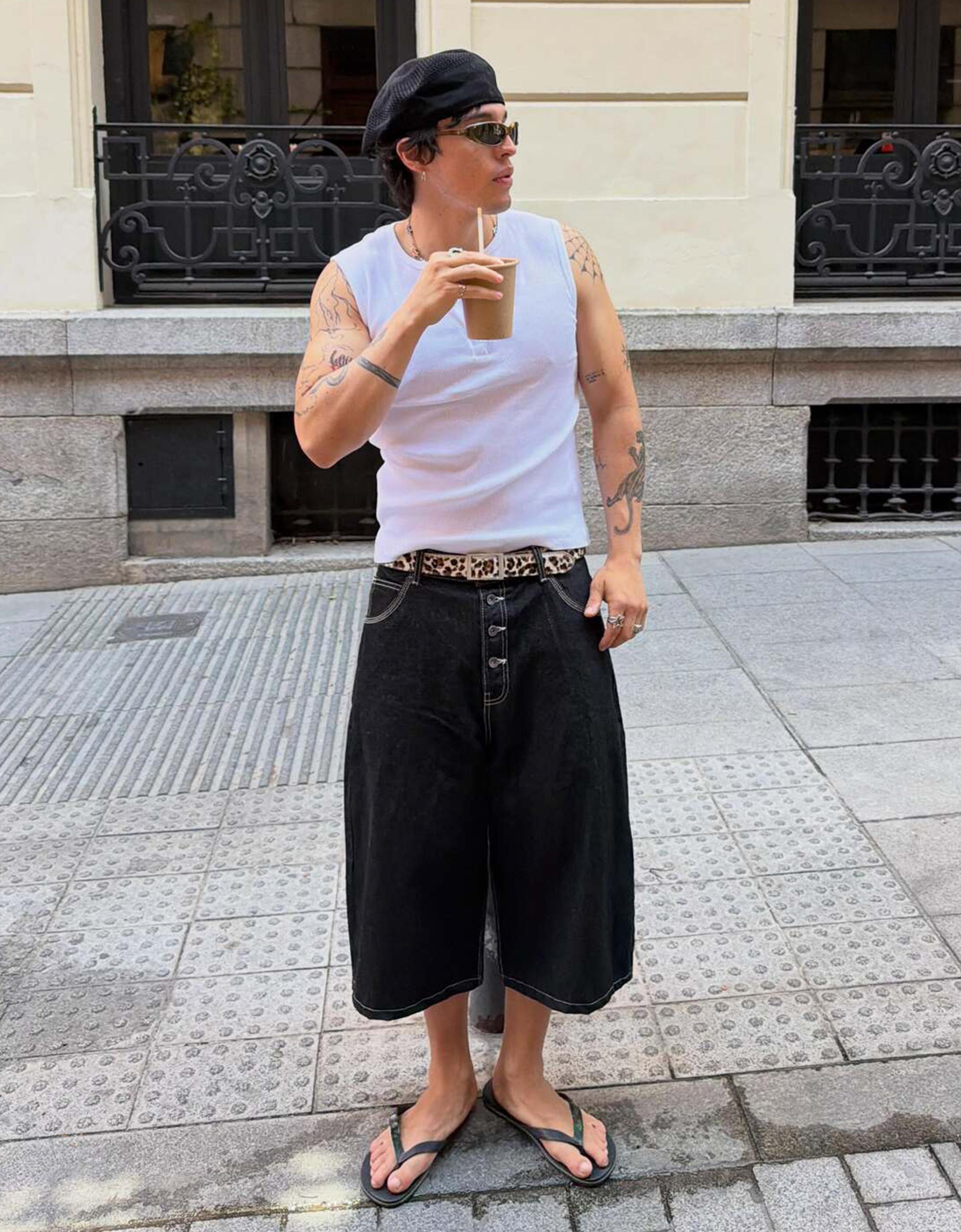 Barrel leg denim Bermuda shorts — Black